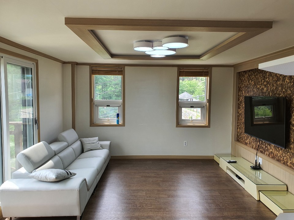 Large spots (3 bedrooms, 2 bathrooms, spacious living room and kitchen, best scenery)