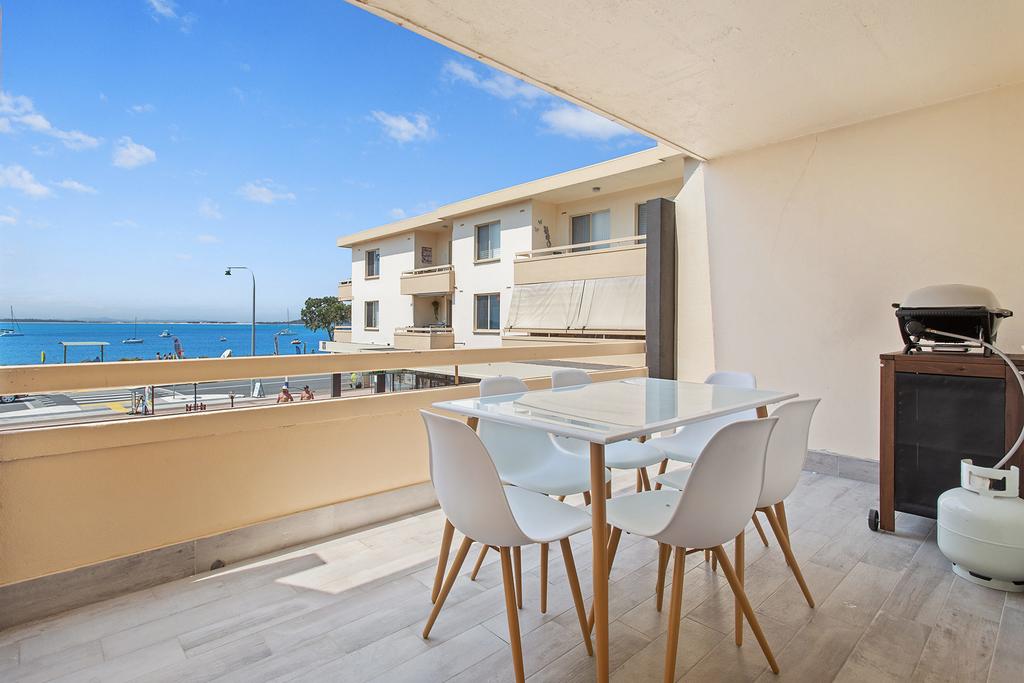 Shoal Bay Deluxe Beach Front Apartment-Bay VIllage