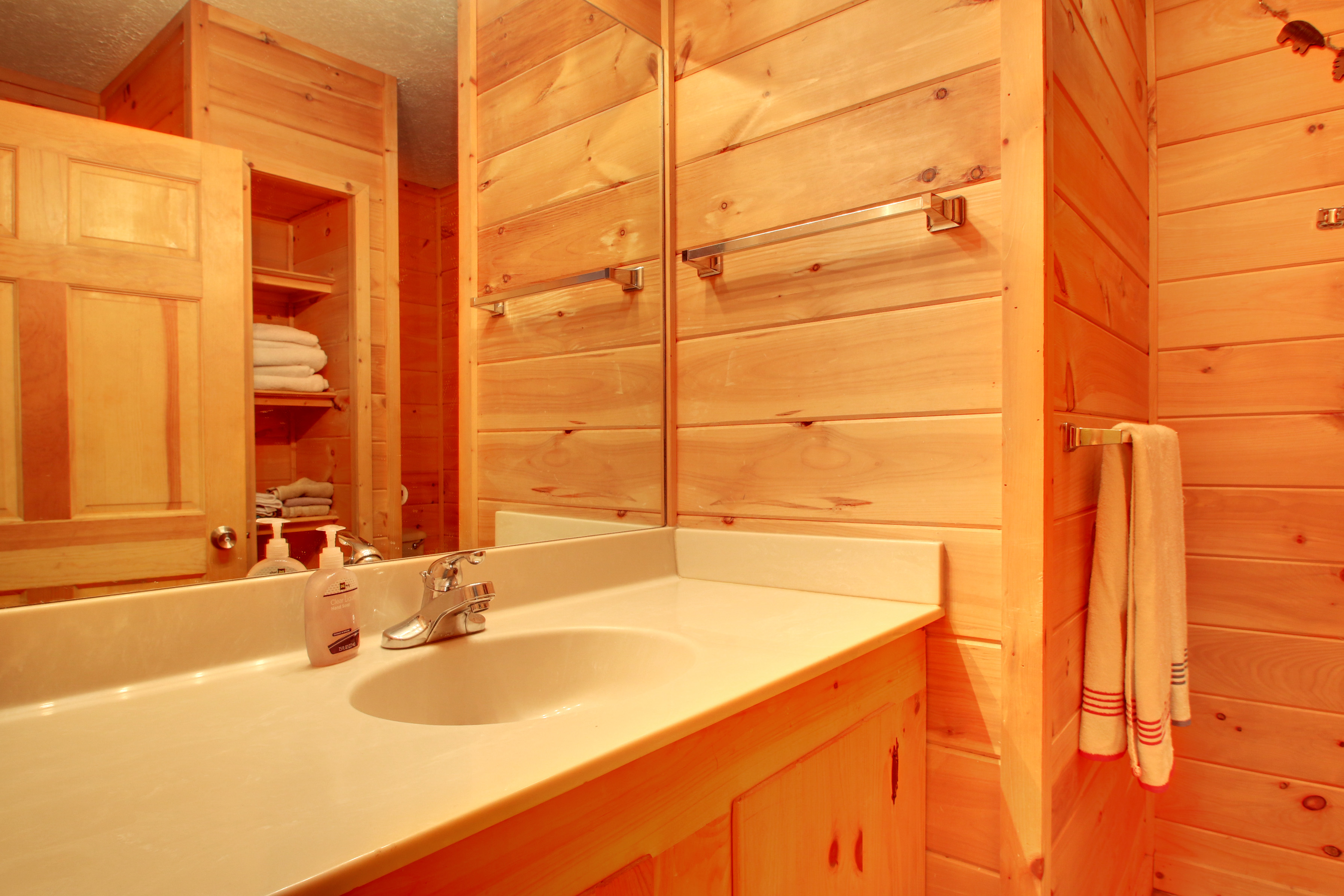 4 Bedroom Big Bear Cabin Close To Parkwy Cabins For Rent In Pigeon Forge Tennessee United States