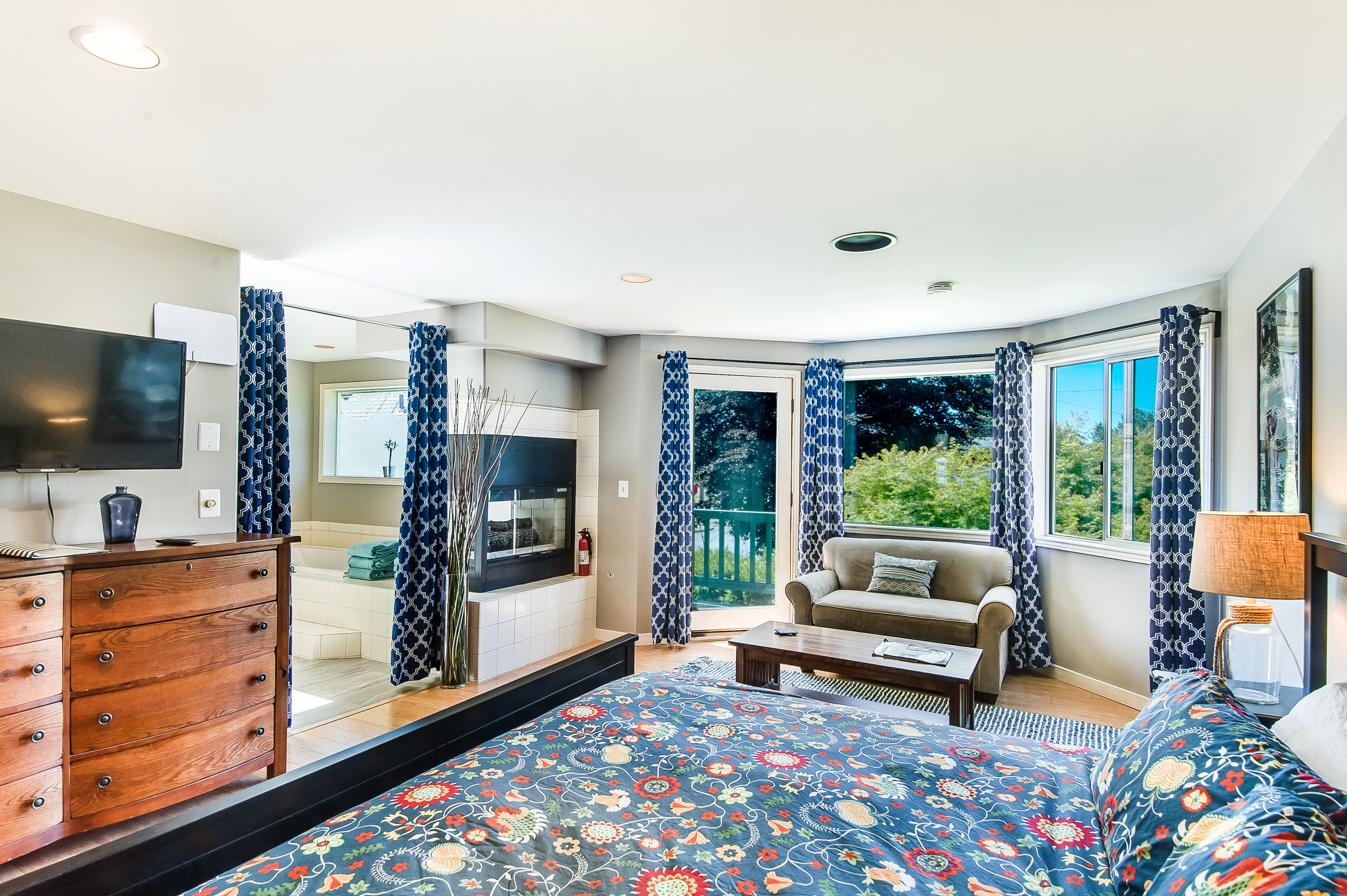 Green Lake Master Suite Apartment with Jetted Tub