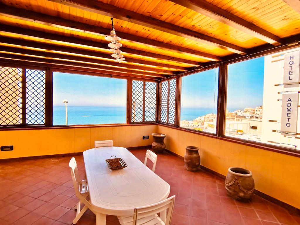 Prestigious apartment with sea view!