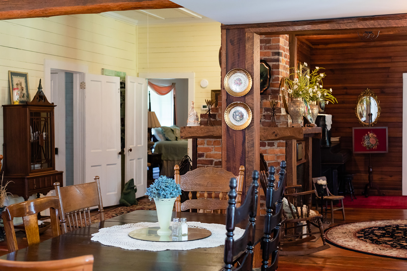 Jane’s Charming Farm House Farm stays for Rent in Clyo,