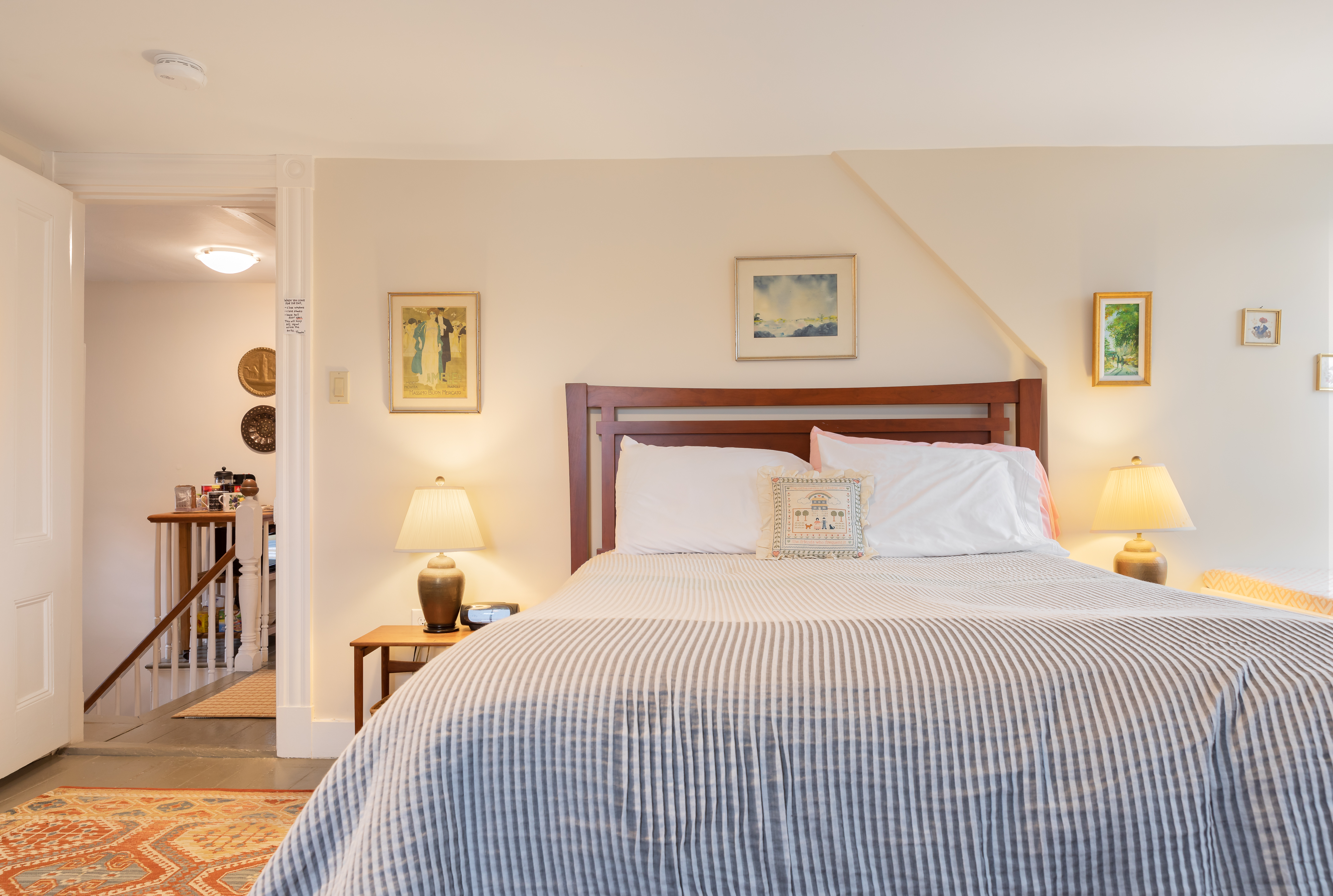 Sunny, spacious 2BR w/roof deck near Harvard and T in Agassiz, Cambridge