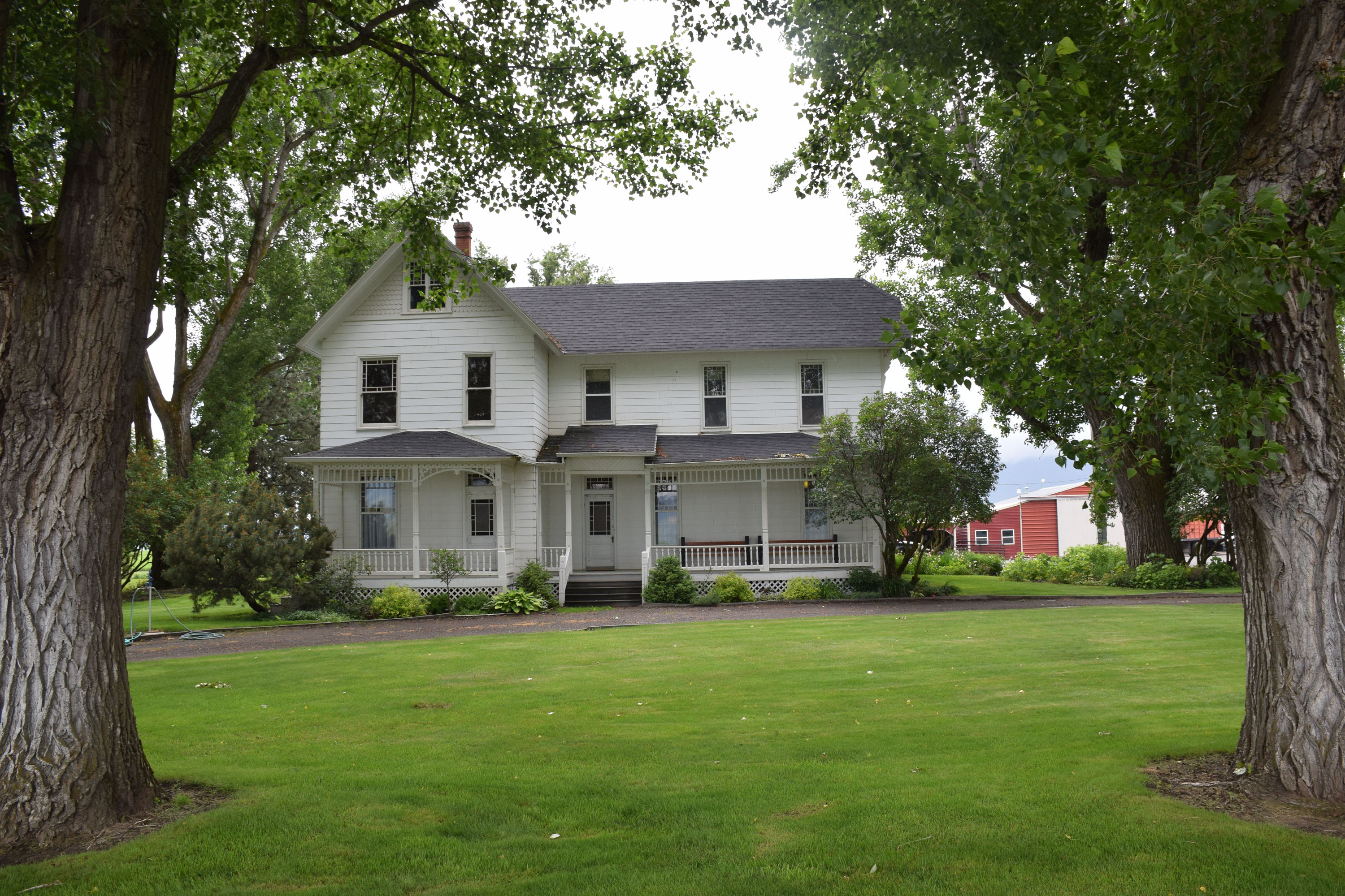 Granny's Farmhouse, an historic 1895 Victorian Houses for Rent in La