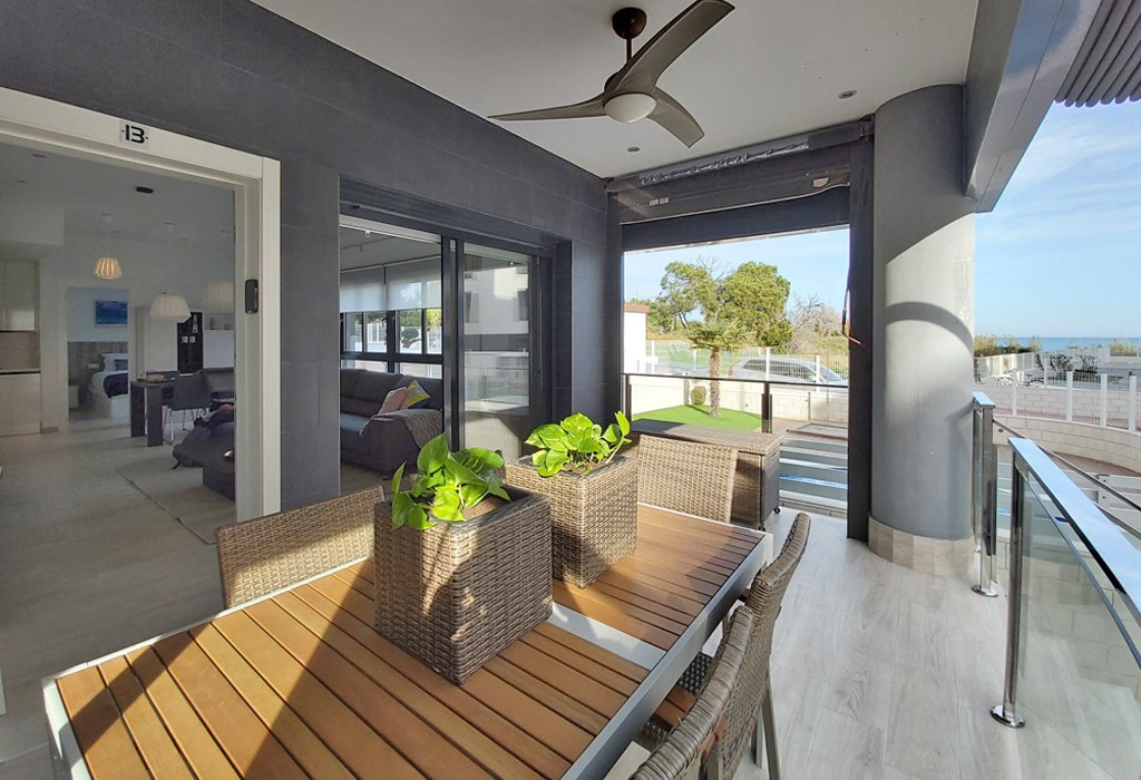 Ground floor 6 person. apartment with sea view.