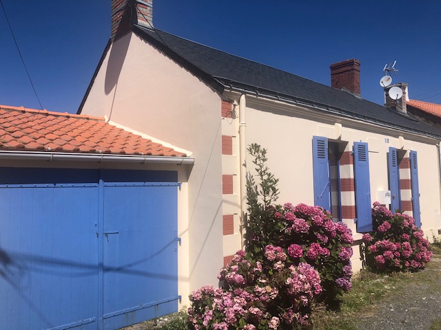 2 bedroom sunny house, 100m from the sea.