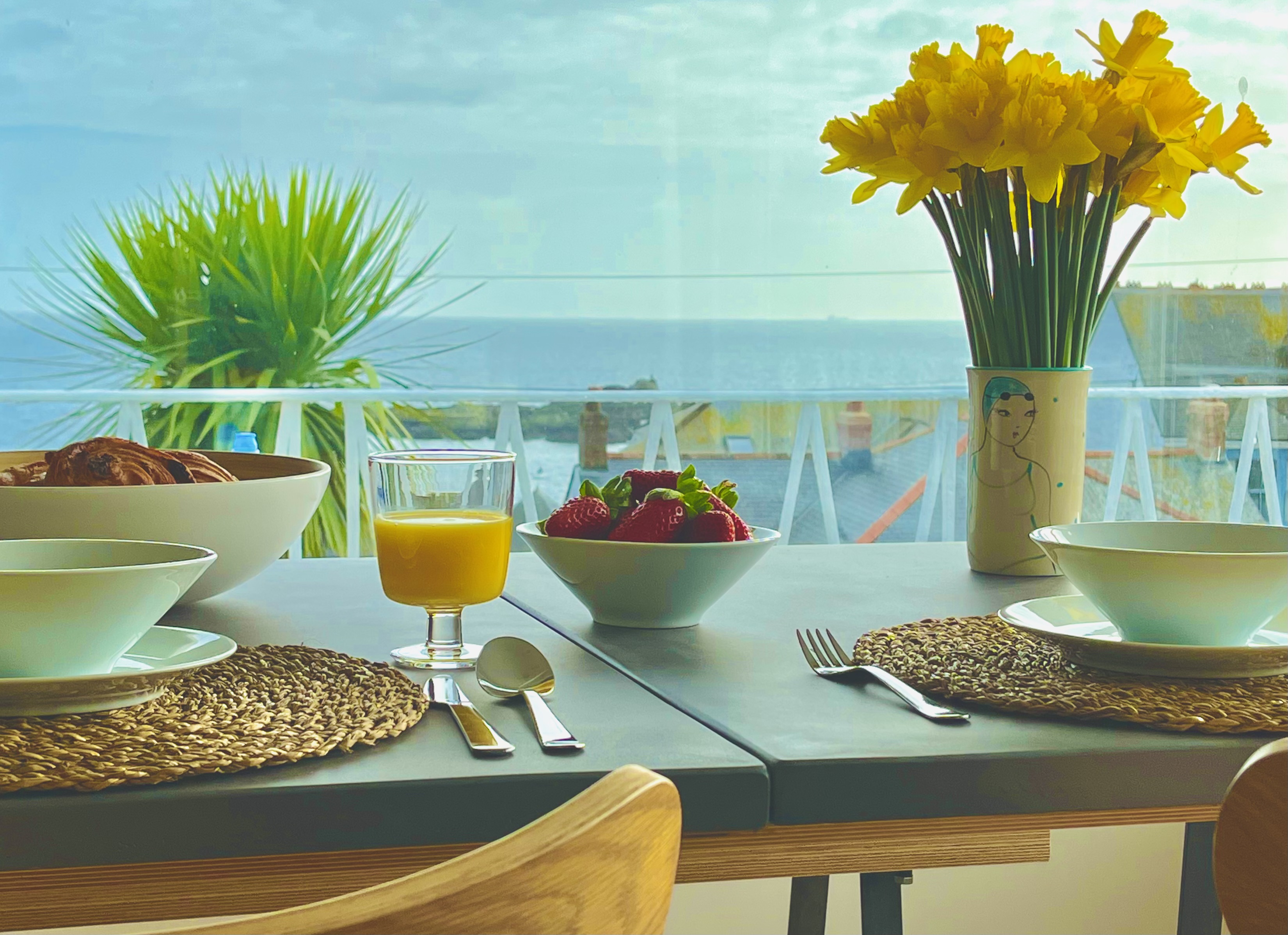 Spacious home with sea view, parking (EV) & garden