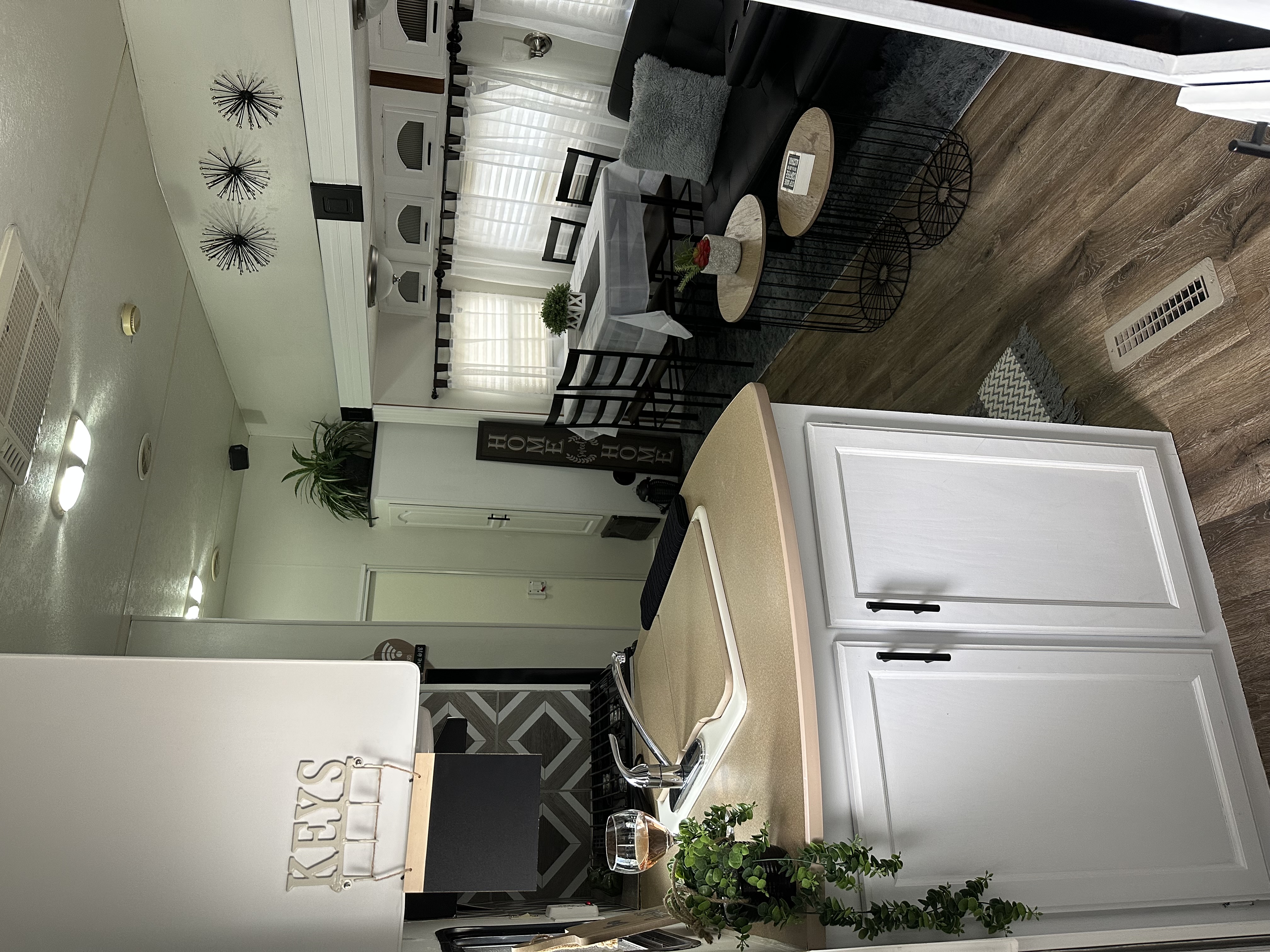 Delightful RV Camper one bedroom private entrance