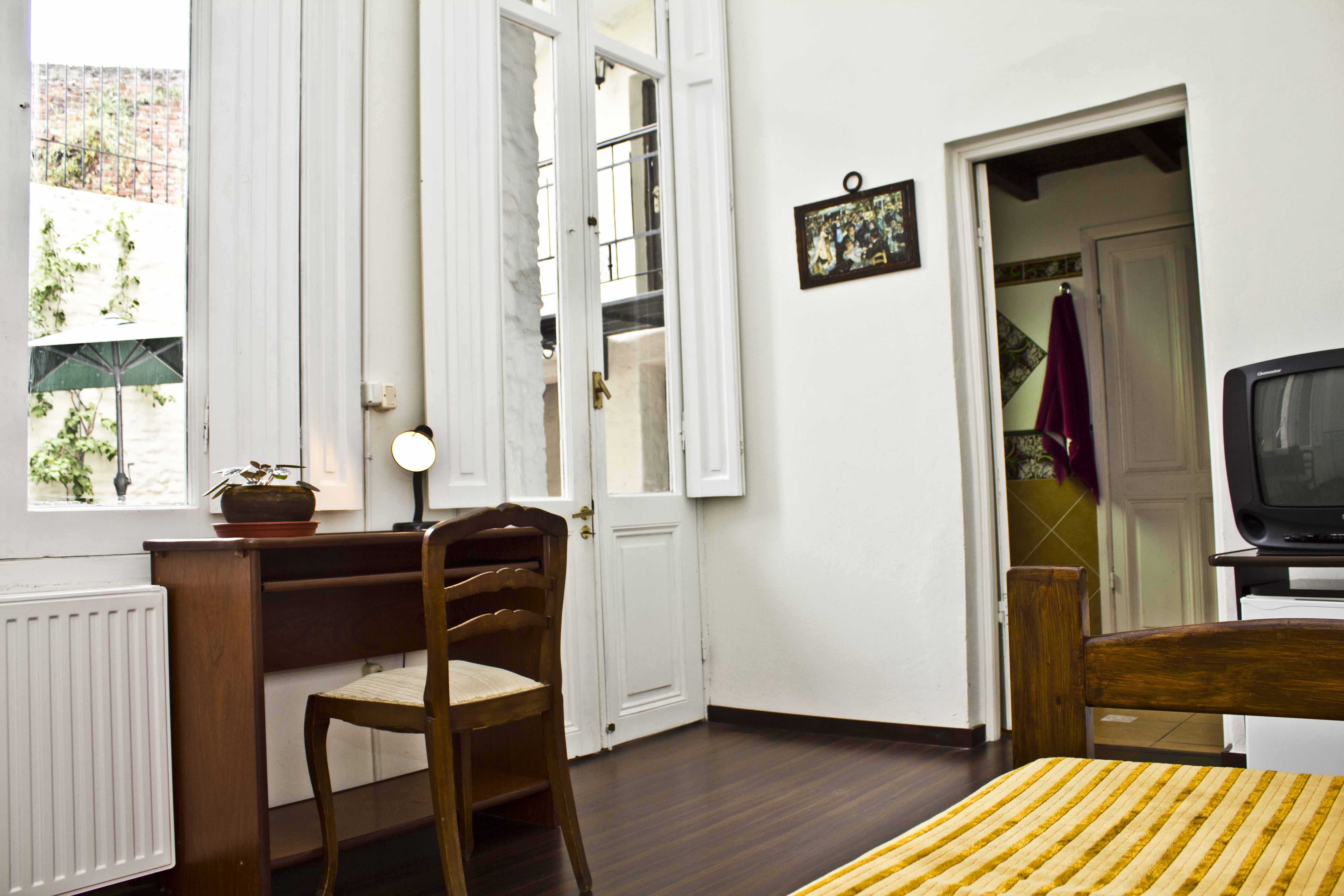 COZY SINGLE/DOUBLE ROOM PARQUE RODO Villas for Rent in Montevideo