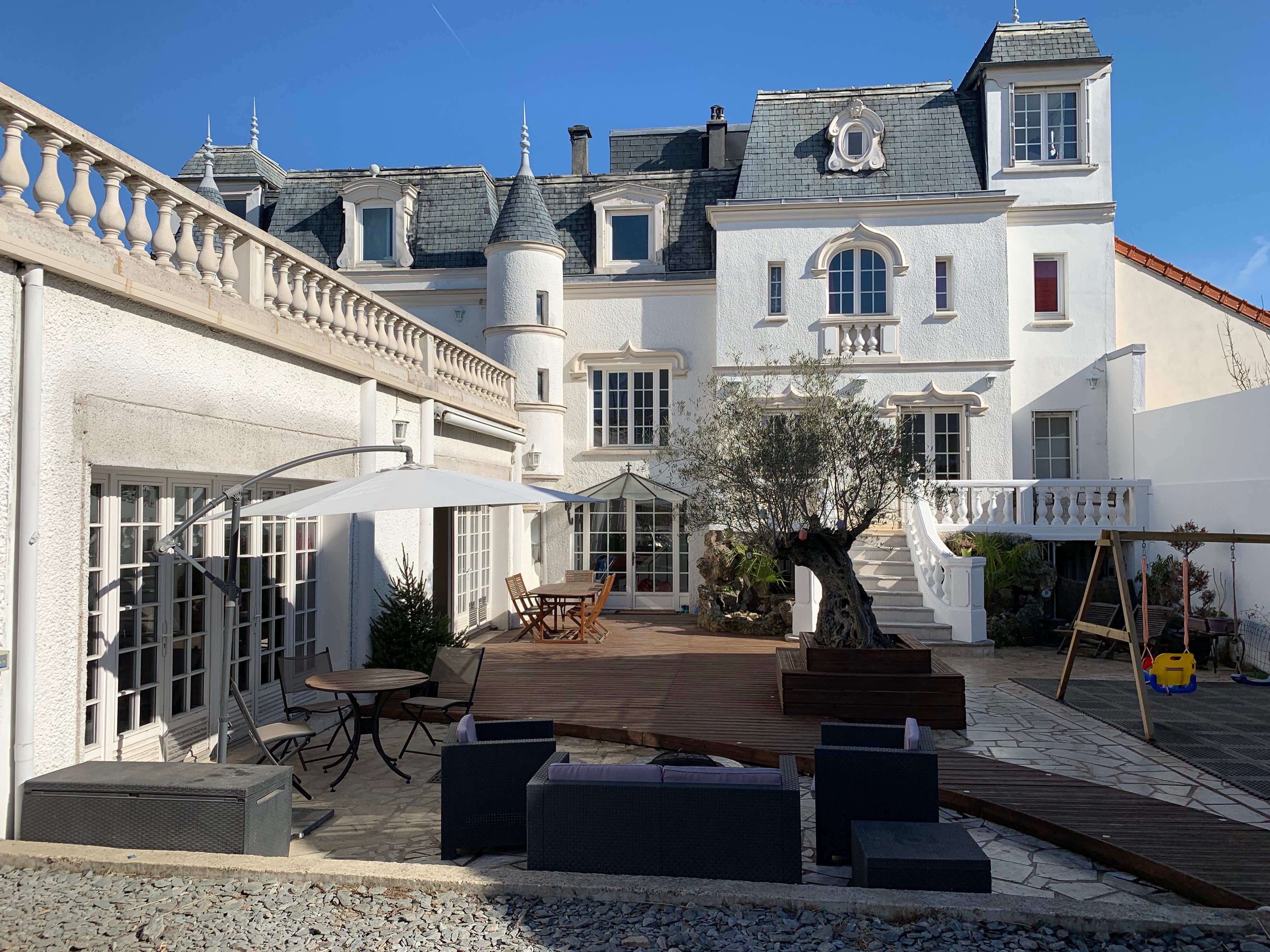Suite in mansion, independent access