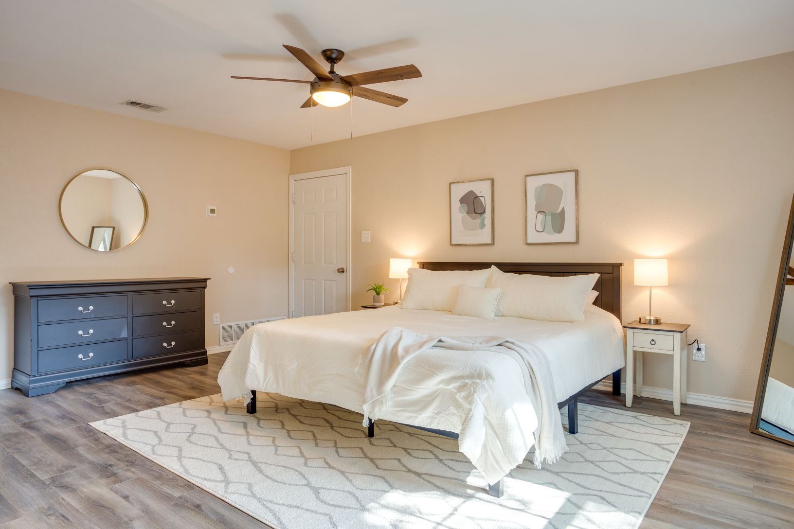 Near Dickies Arena TCU Downtown King Bed Guesthouses for Rent