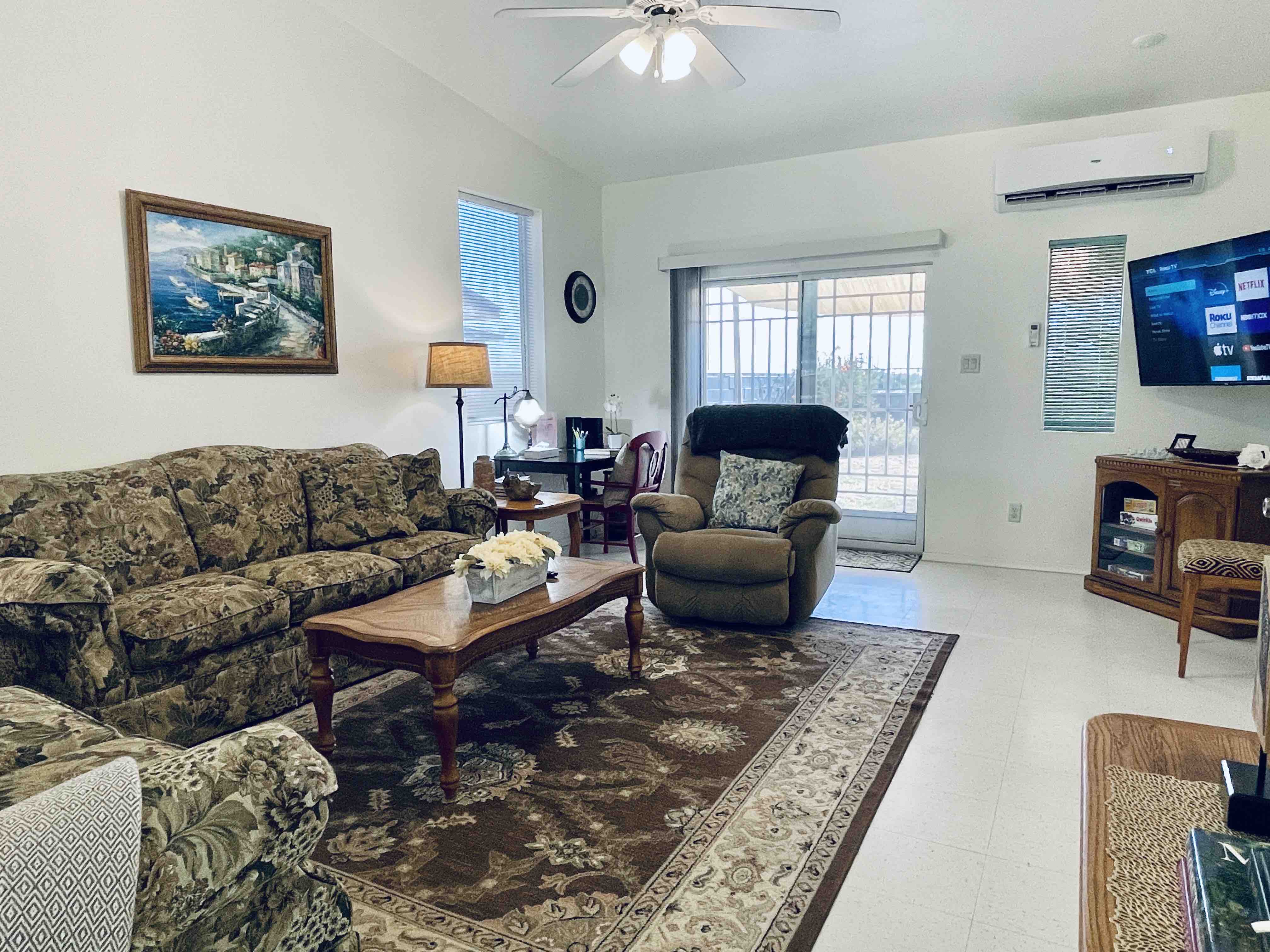 Great location, king bed, Pool, Sunset Views!
