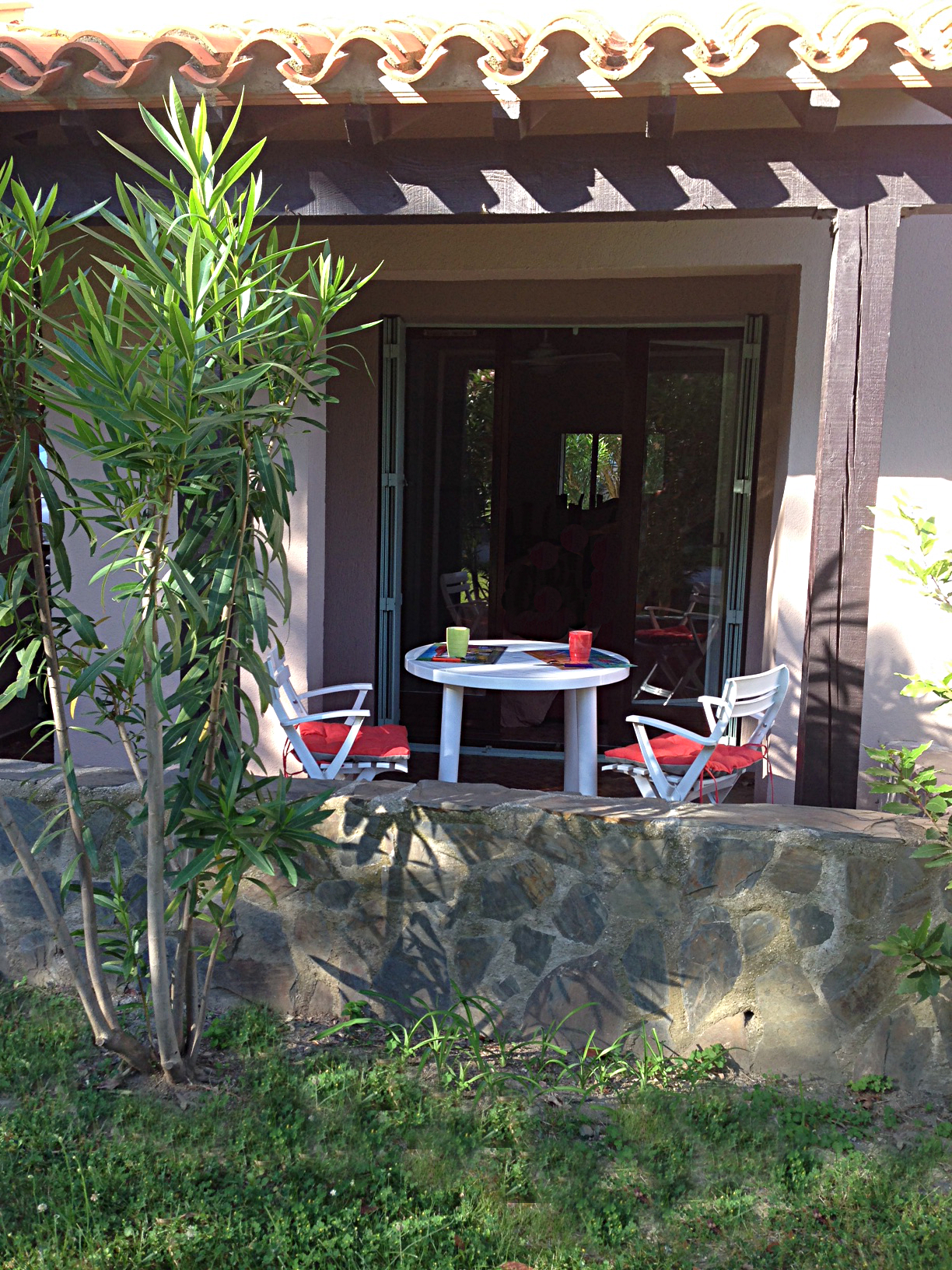 T1 150m sea shops, terrace, parking, swimming pool.