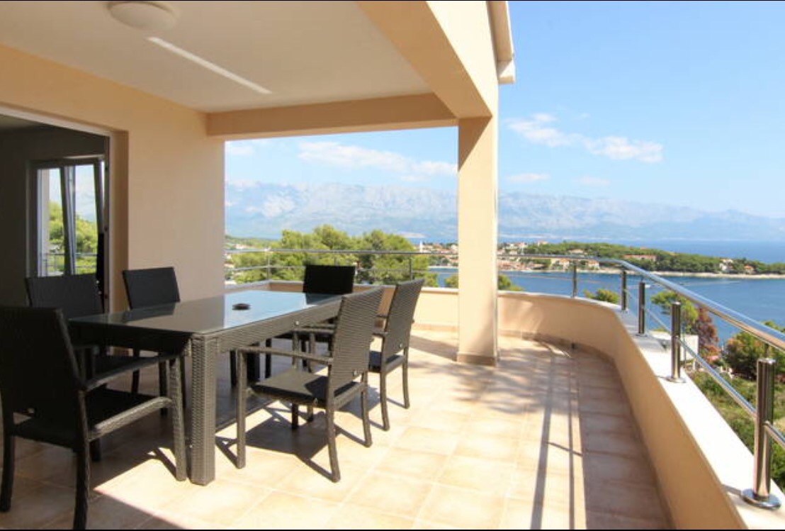 Modern Large apartment in Sumartin by sea