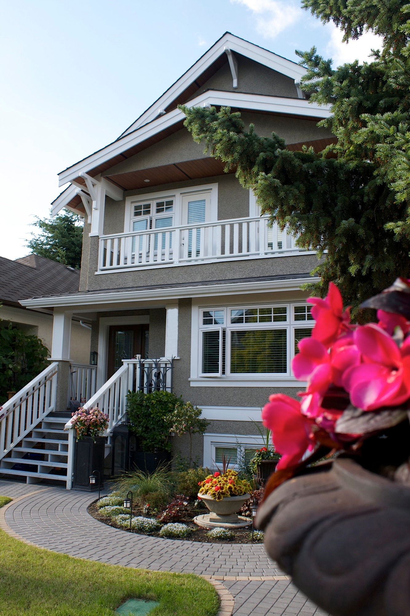 3 bedrooms, 3.5 bathrooms on 3 levels near beach