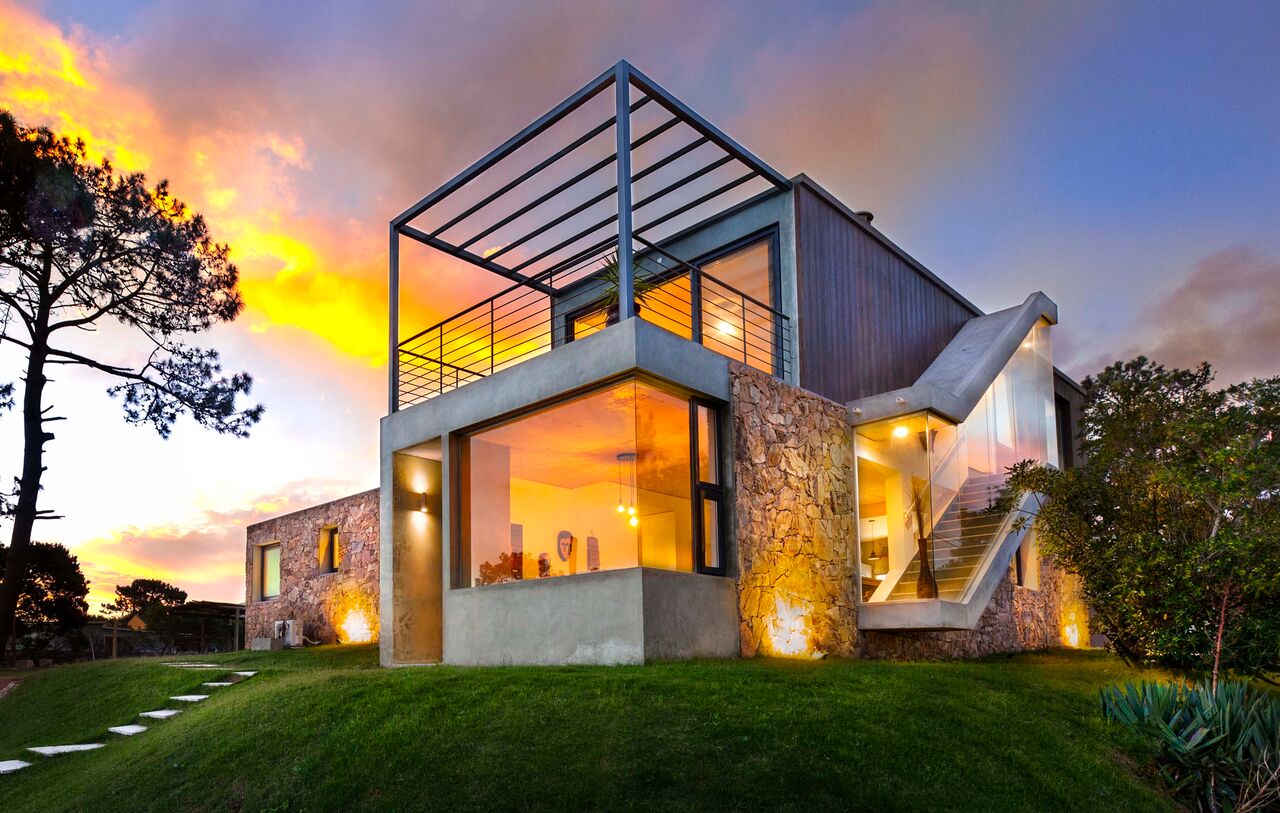 Designer house. Great view! 1000 mts of land.