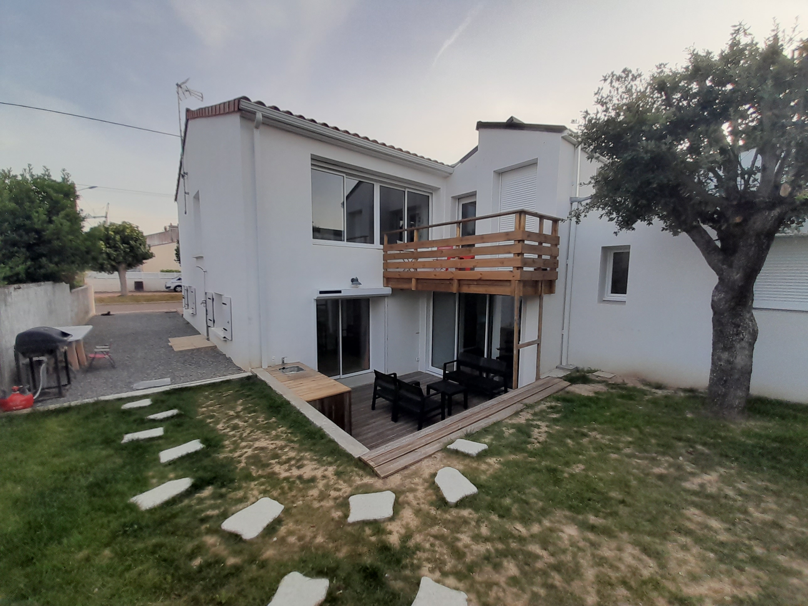 T2 independent in detached house