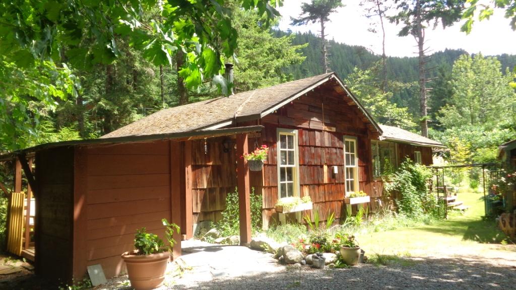Cabin in Paradise Valley, Squamish Cabins for Rent in Squamish