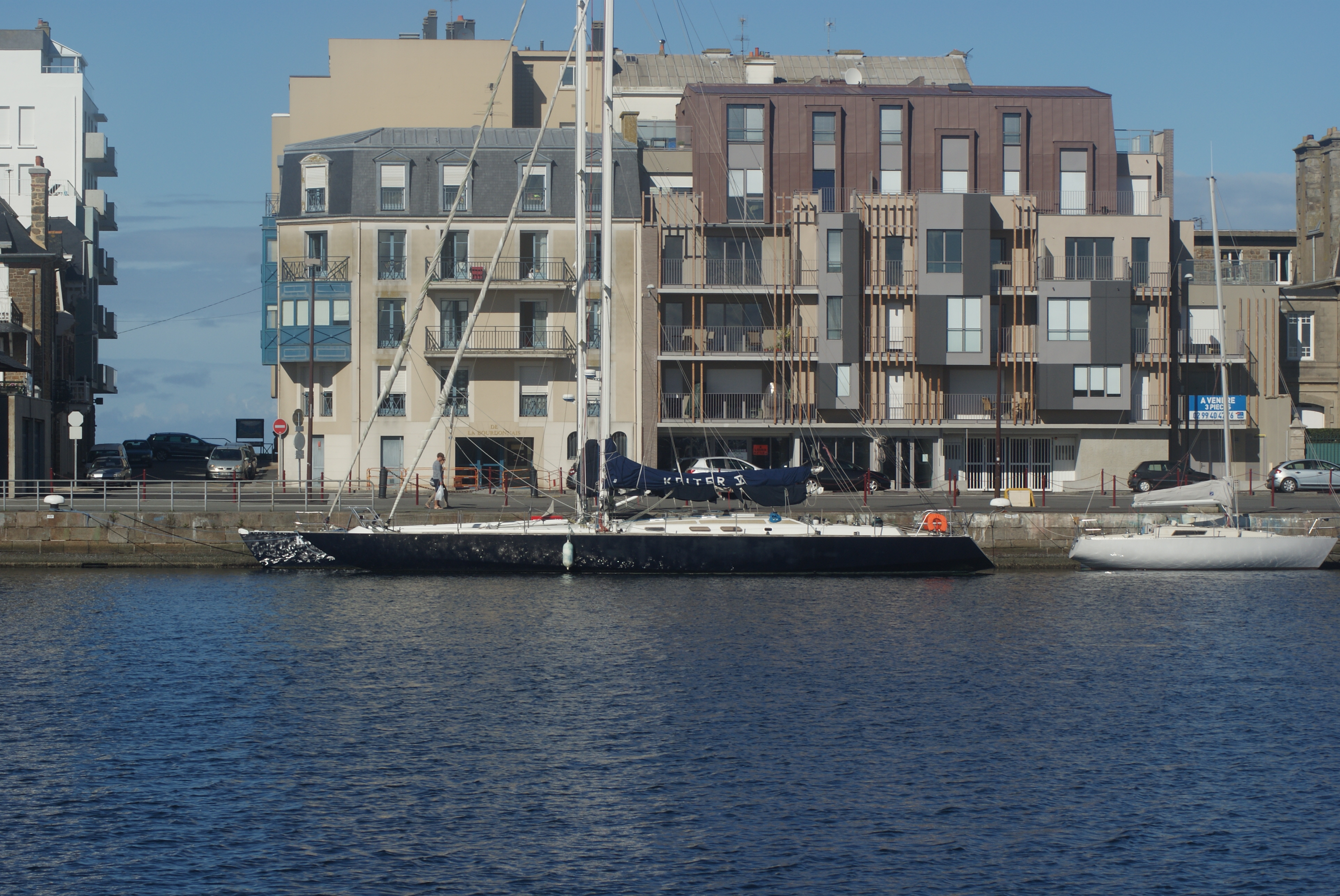 Walls & Beaches, T2, Private Parking, Bed Made