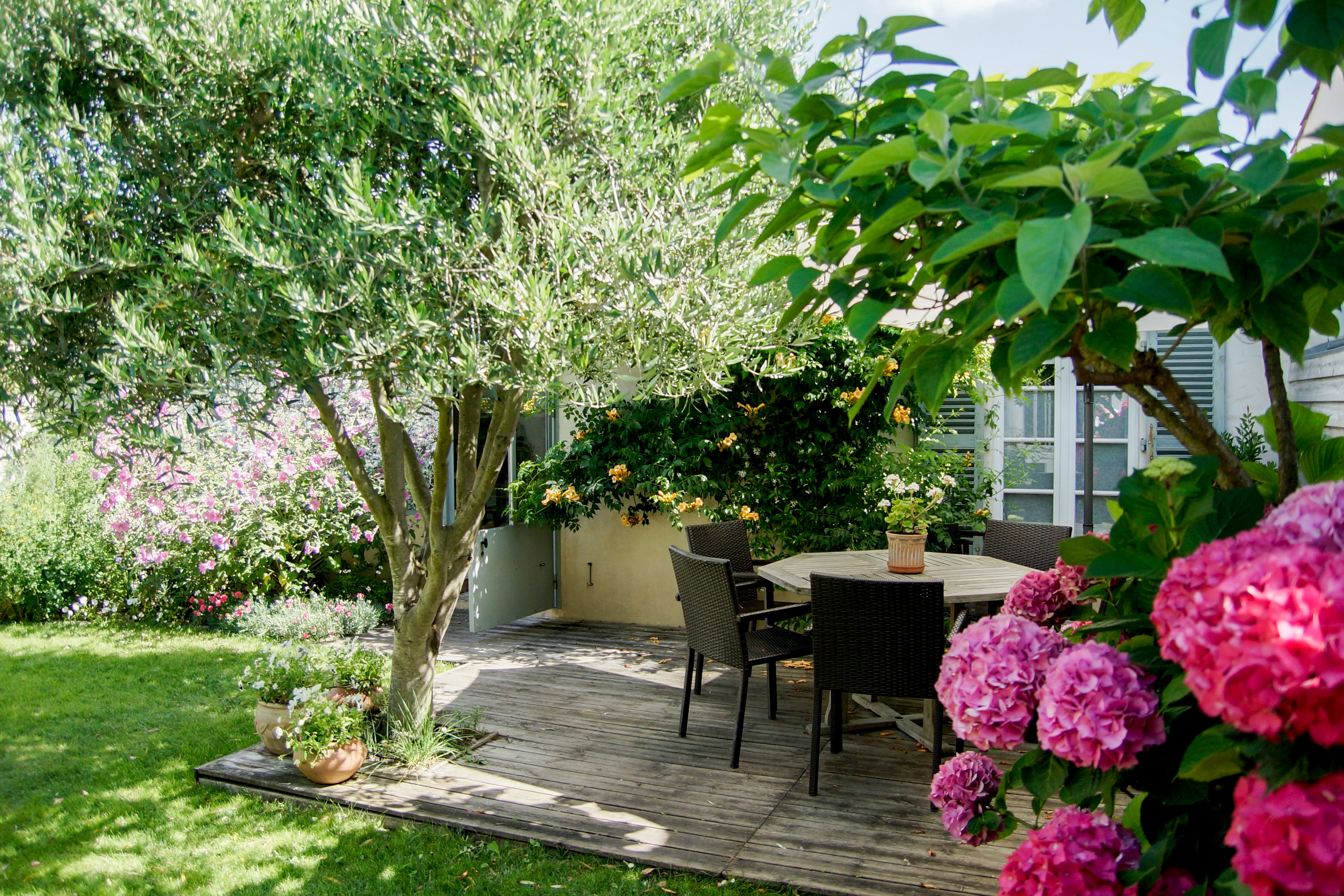 3 rooms with quiet garden, 300 m from the beach,