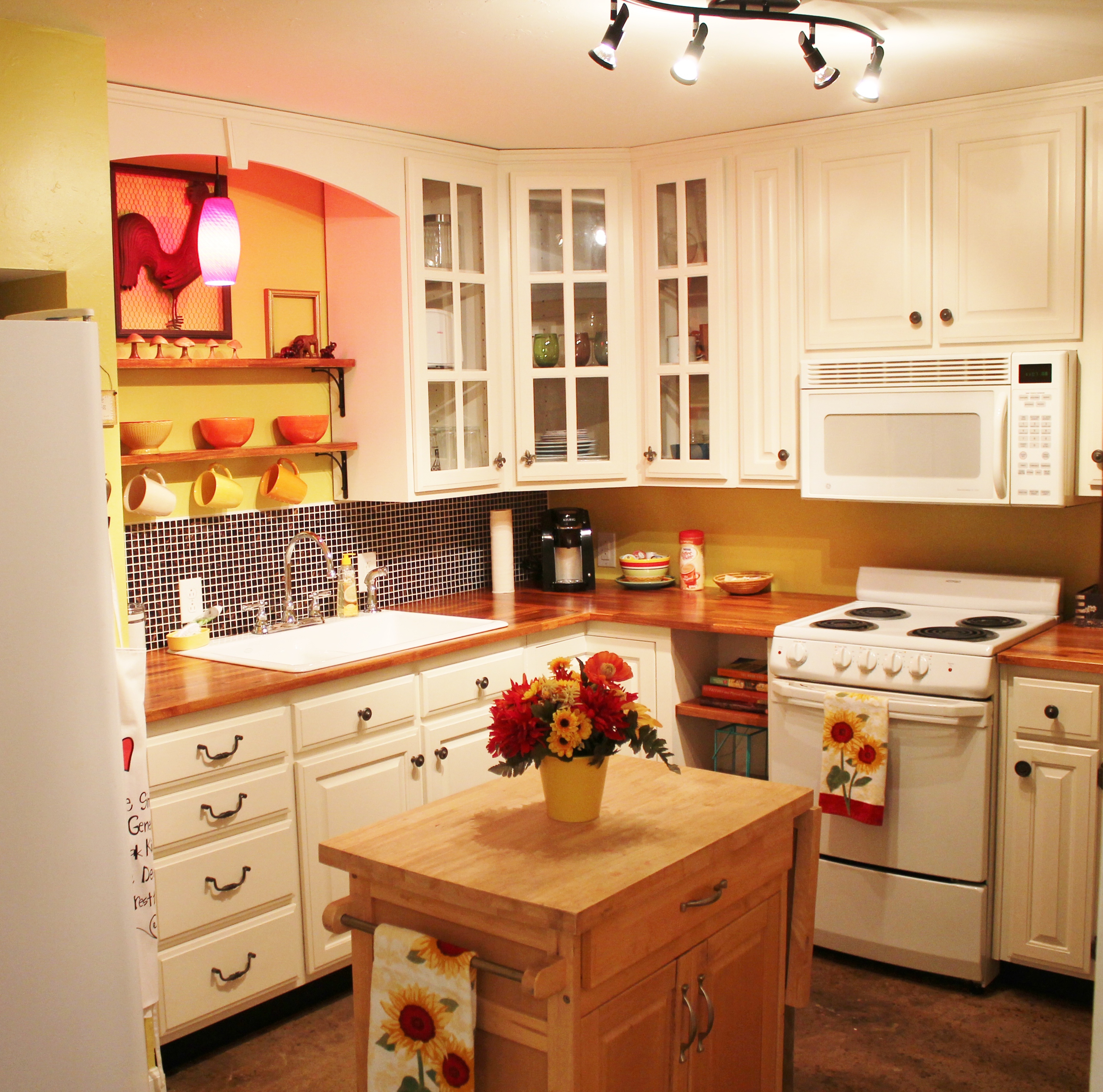 Artsy Full Apt 15 min from Downtown in District 30, Nashville