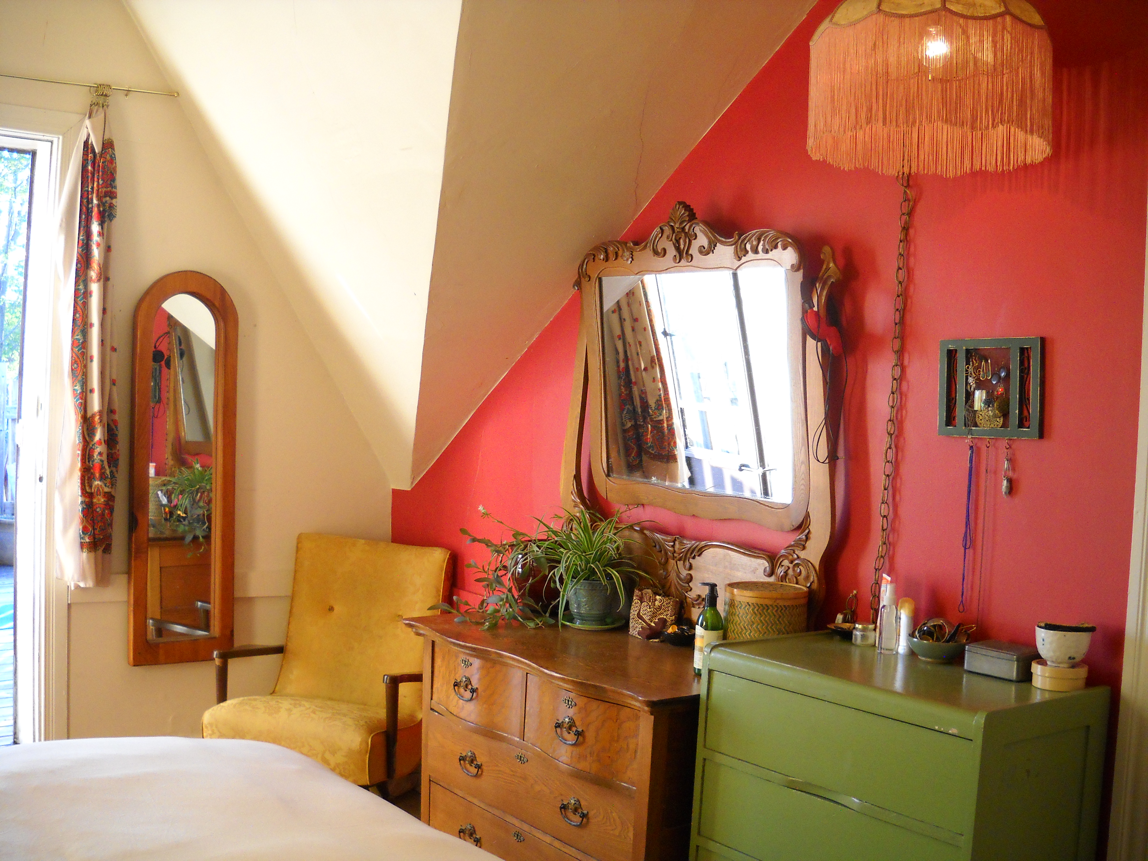 Cozy attic room in shared house in University, Toronto
