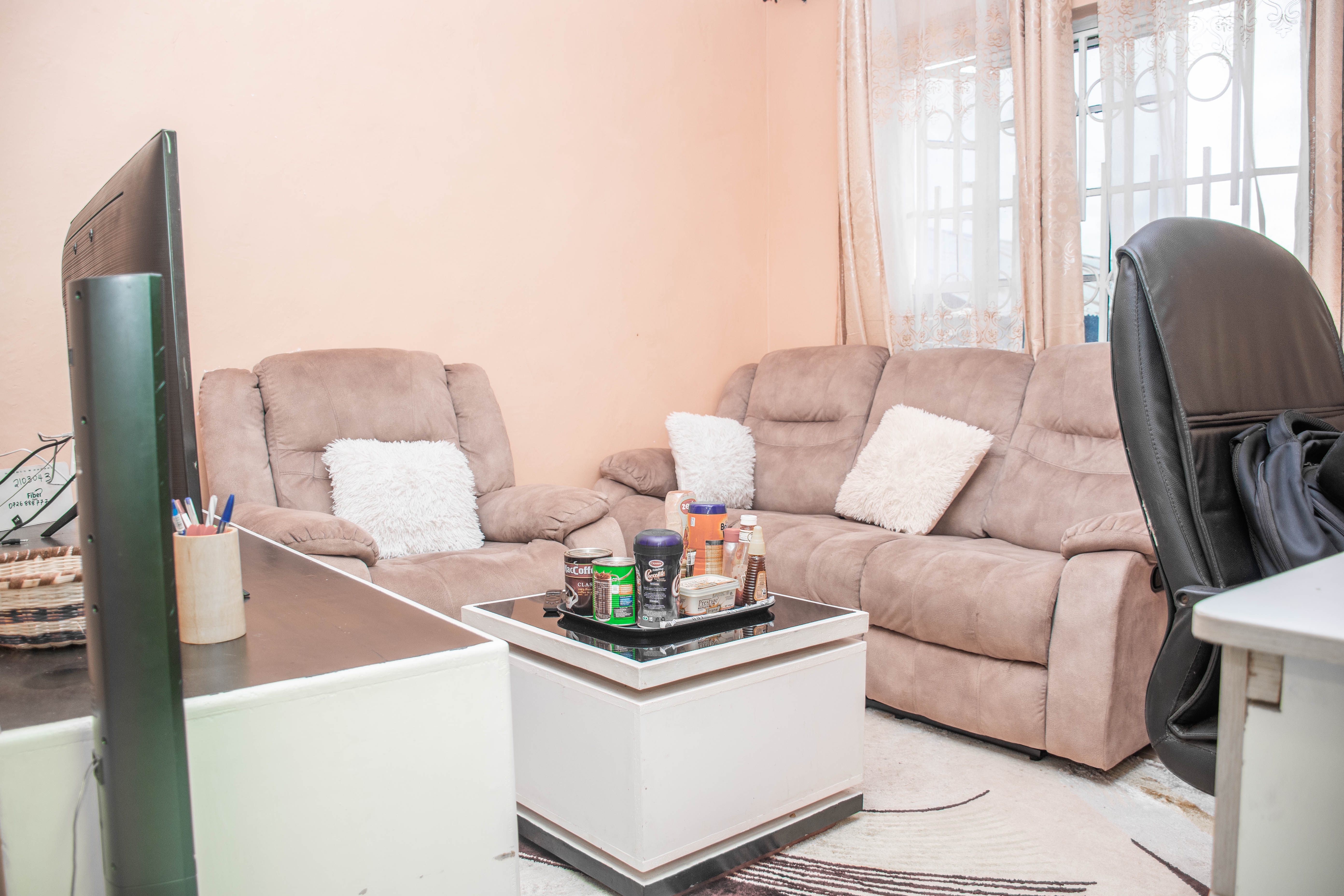 Lovely 1 bedroom with free parking. 200m from A104