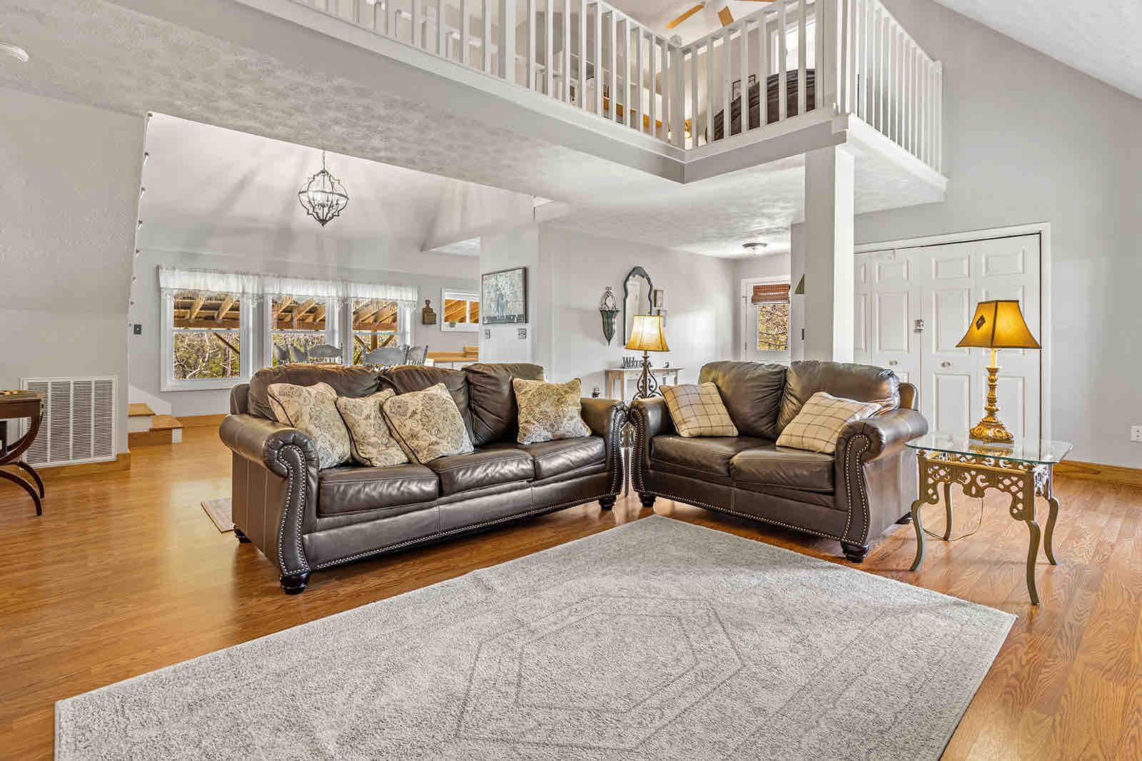 Spacious house on the River and Creeper Trail!