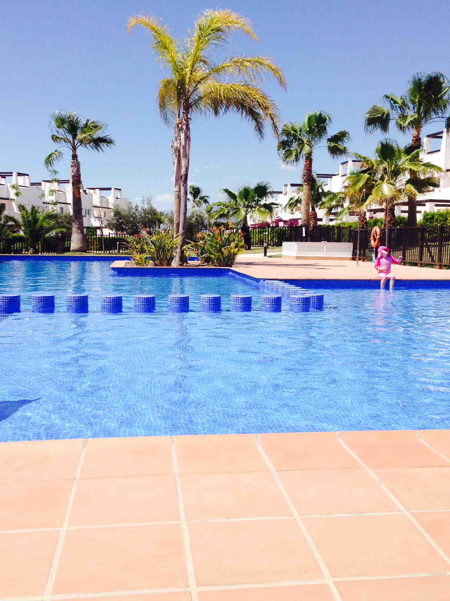 Lovely 2 bedroom apartment, solarium & shared pool