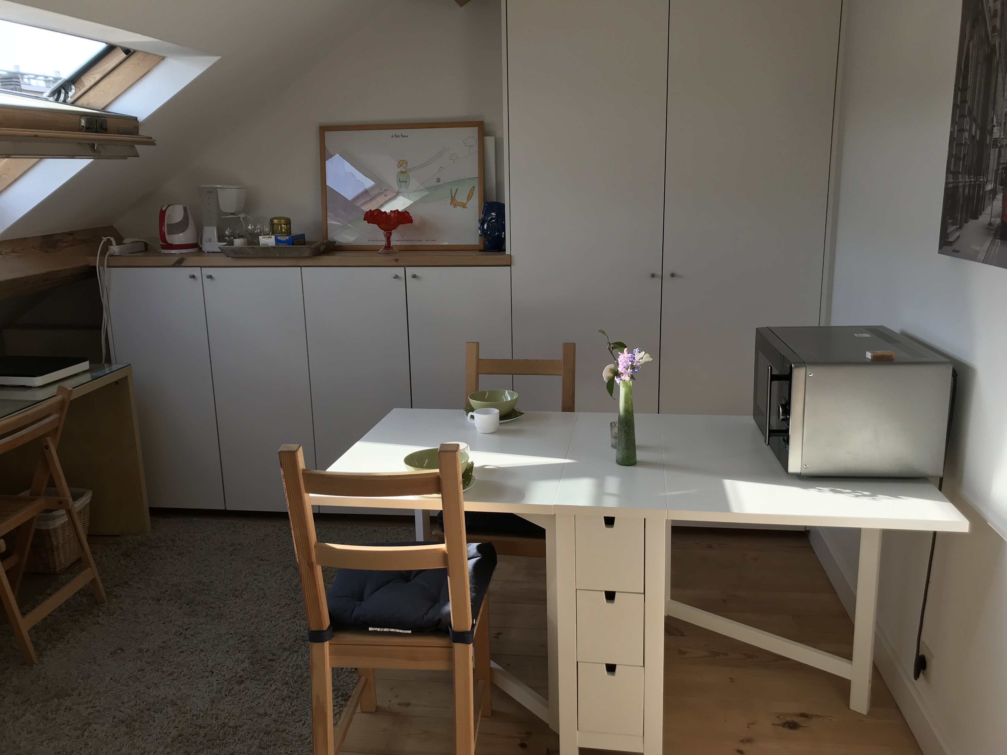 Lumineuse CHAMBRE COCOON AVEC COIN A MANGER. in Anderlecht, Brussels