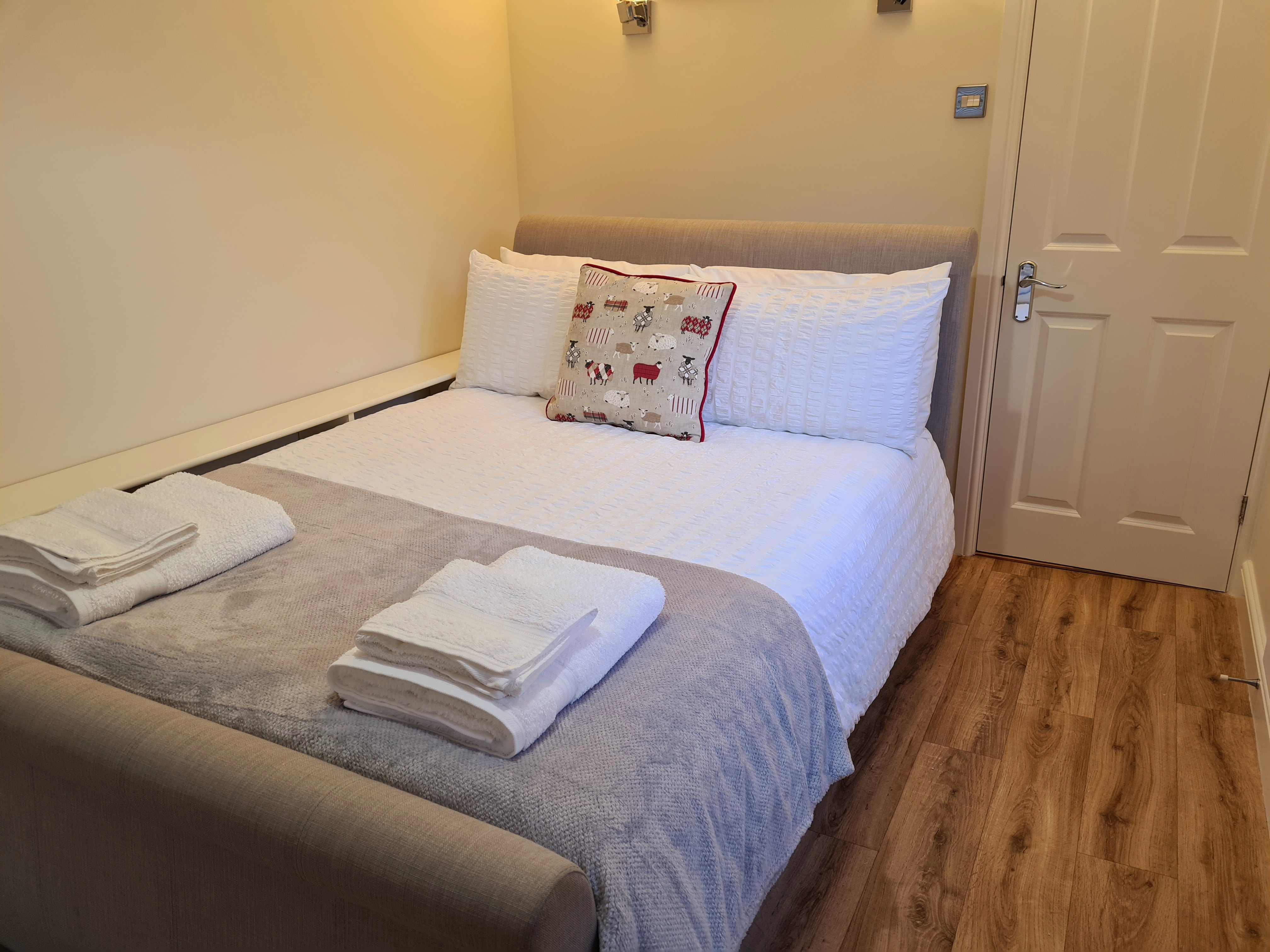 Self contained double room, ensuite, own entrance