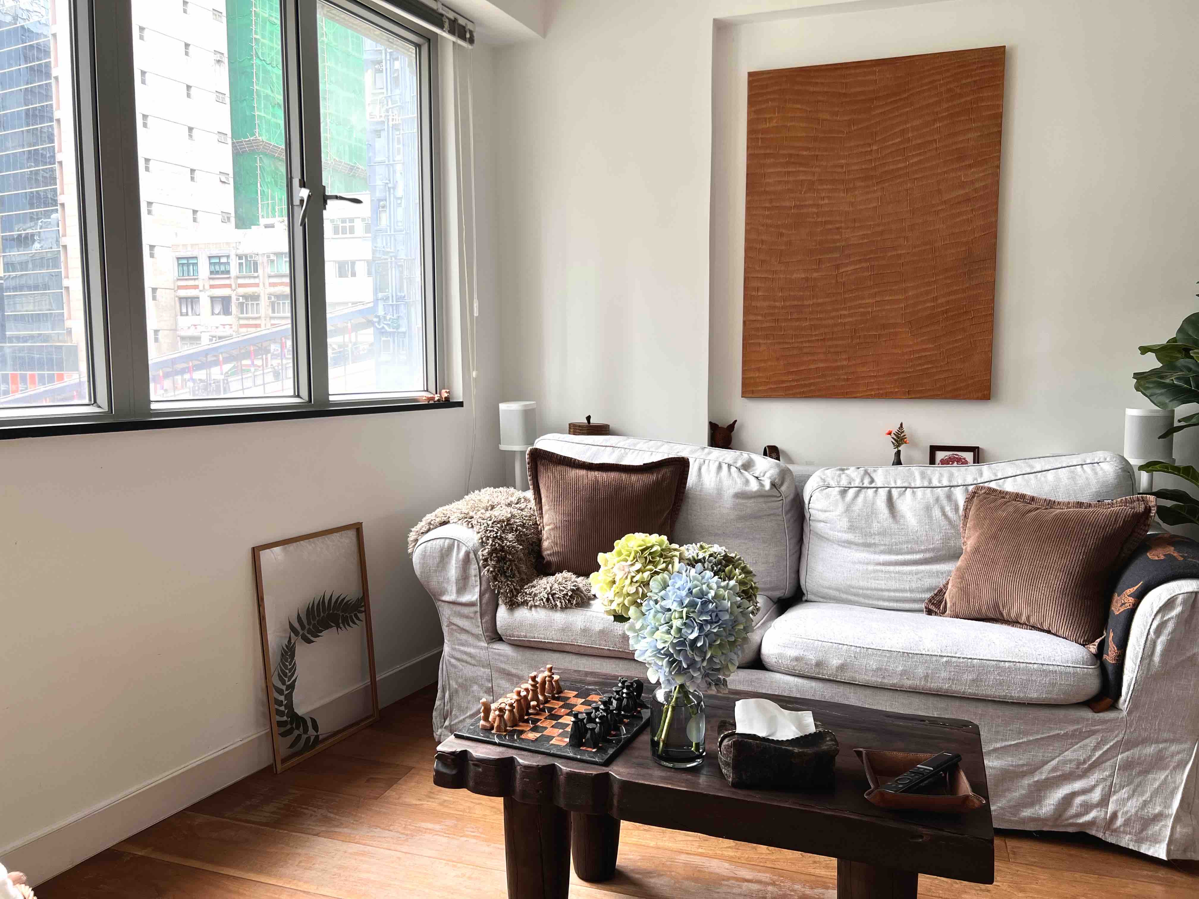 Huge apt in the heart of Central. Superb location!