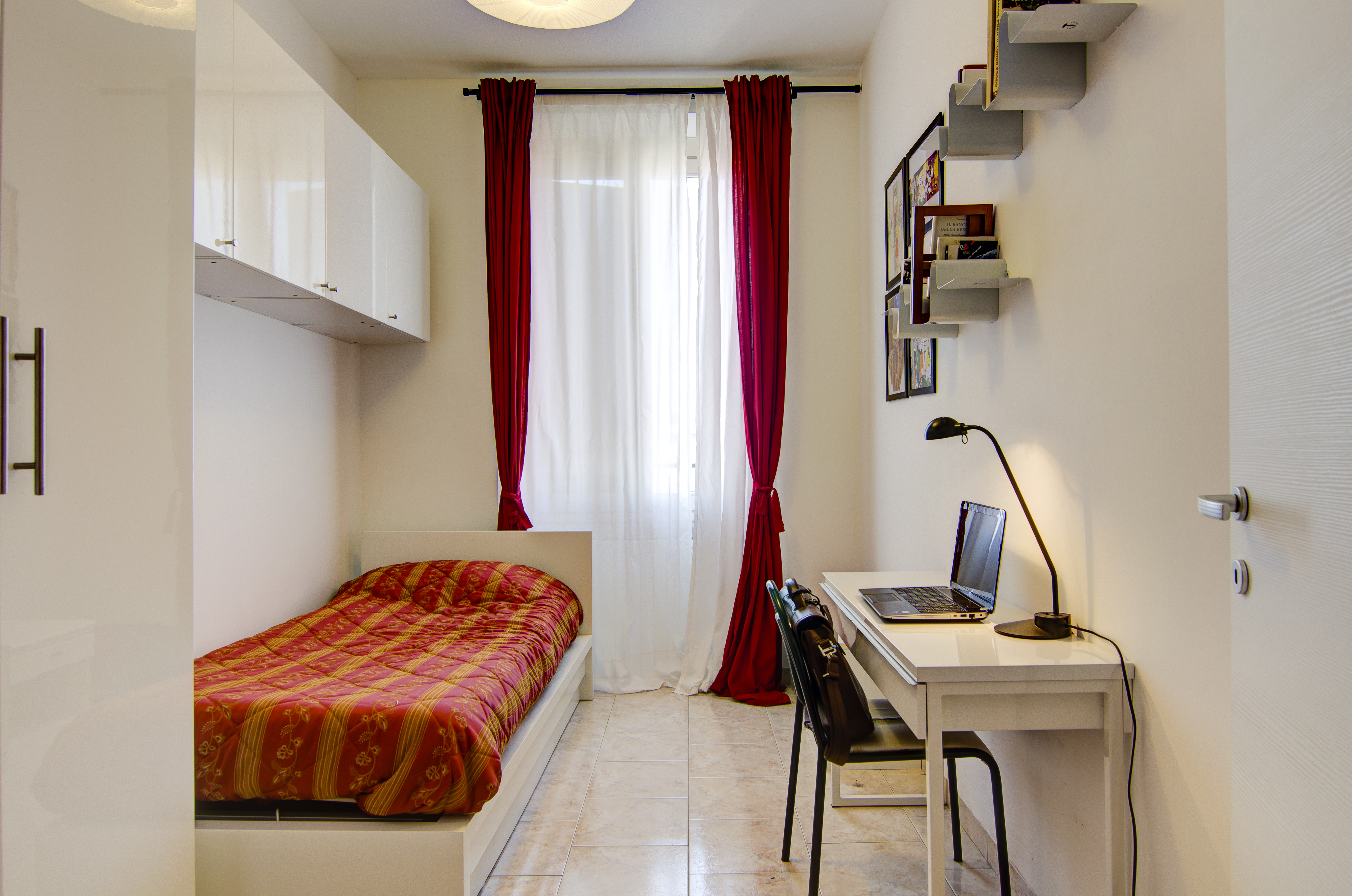 Single room w priv. bathroom 1 stop from Garibaldi in FARINI, Milan
