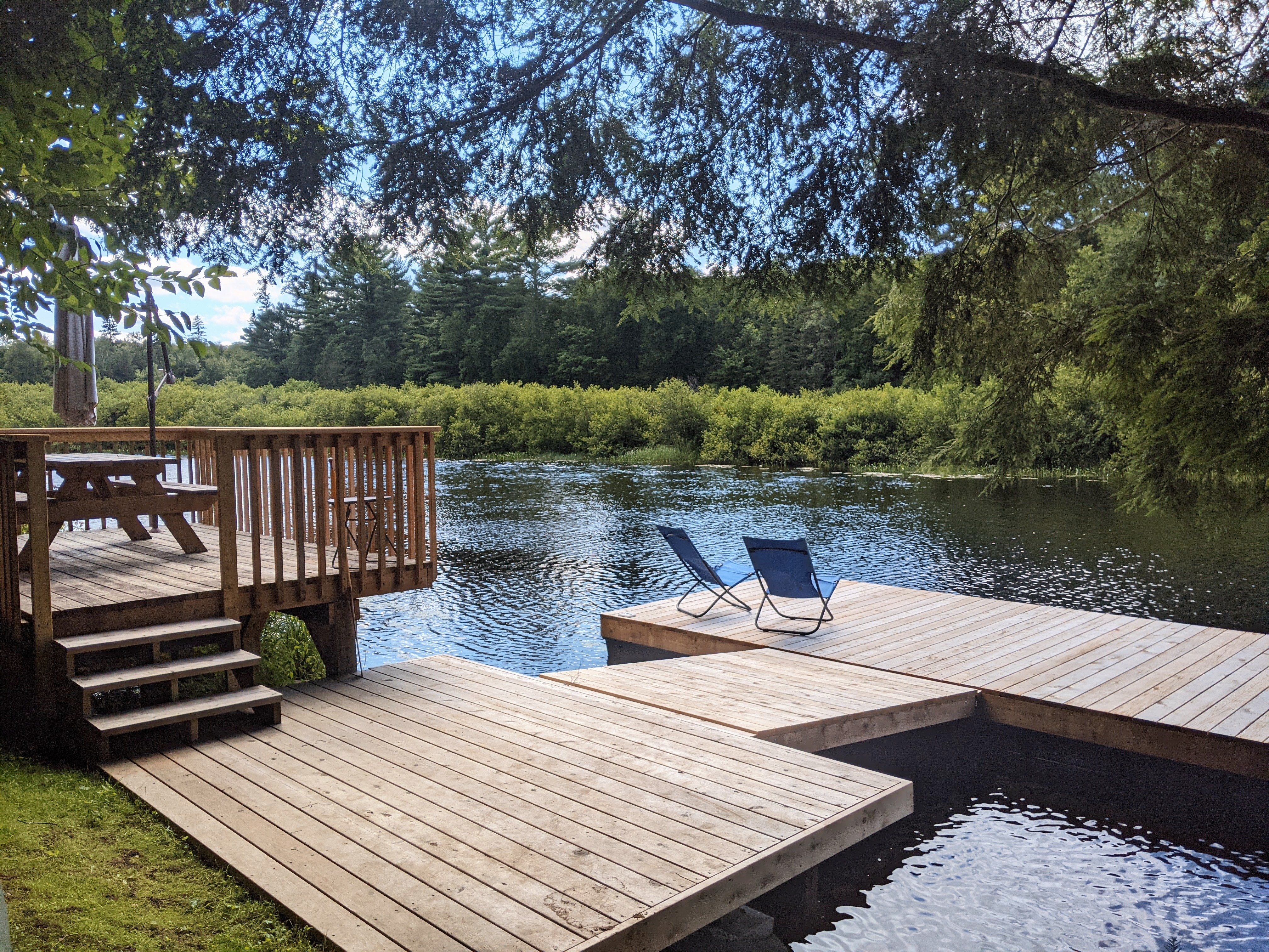 Modern Riverside Cottage on edge of Algonquin