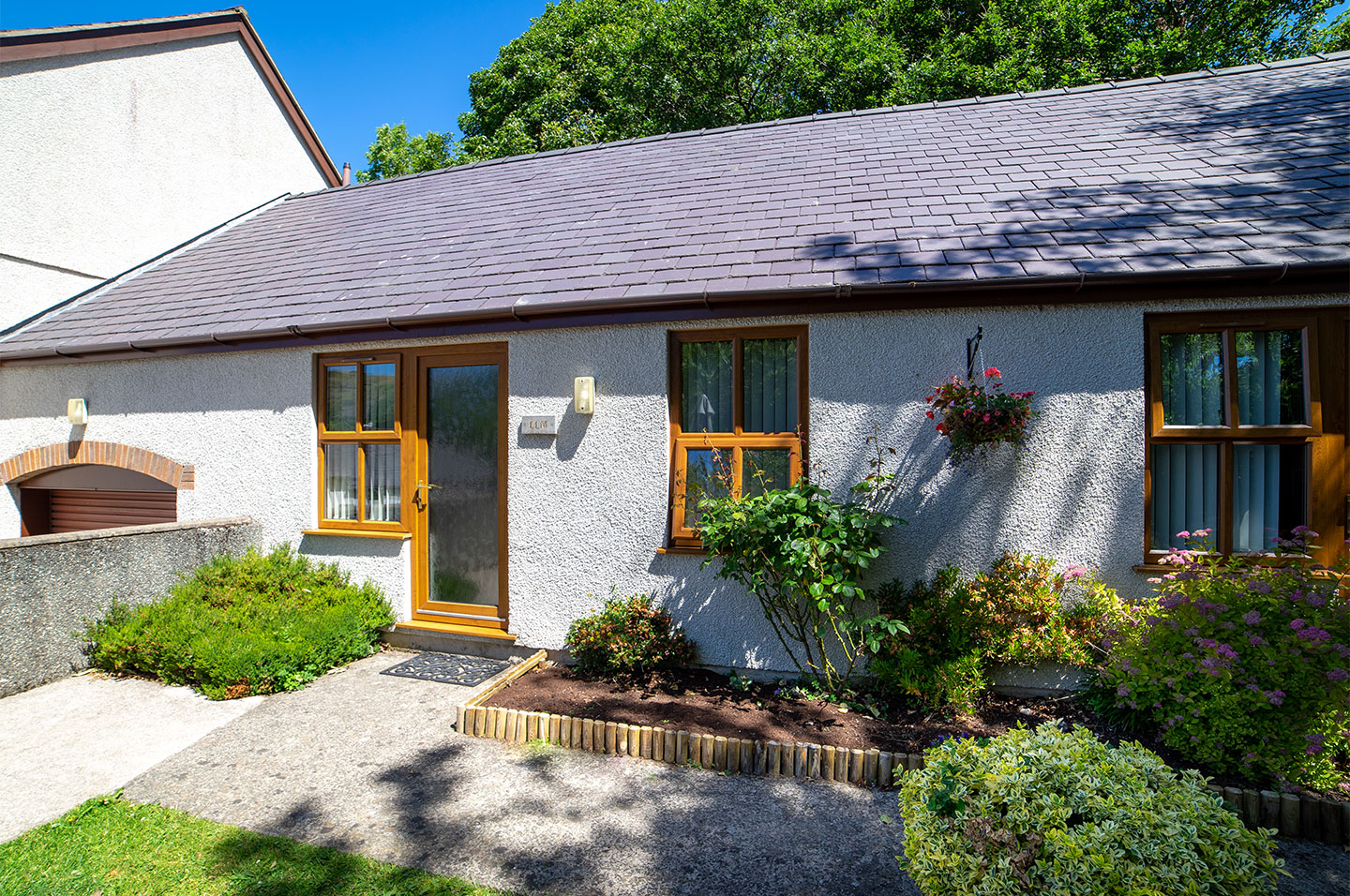 Elm Cottage: Cosy bungalow on private rural estate