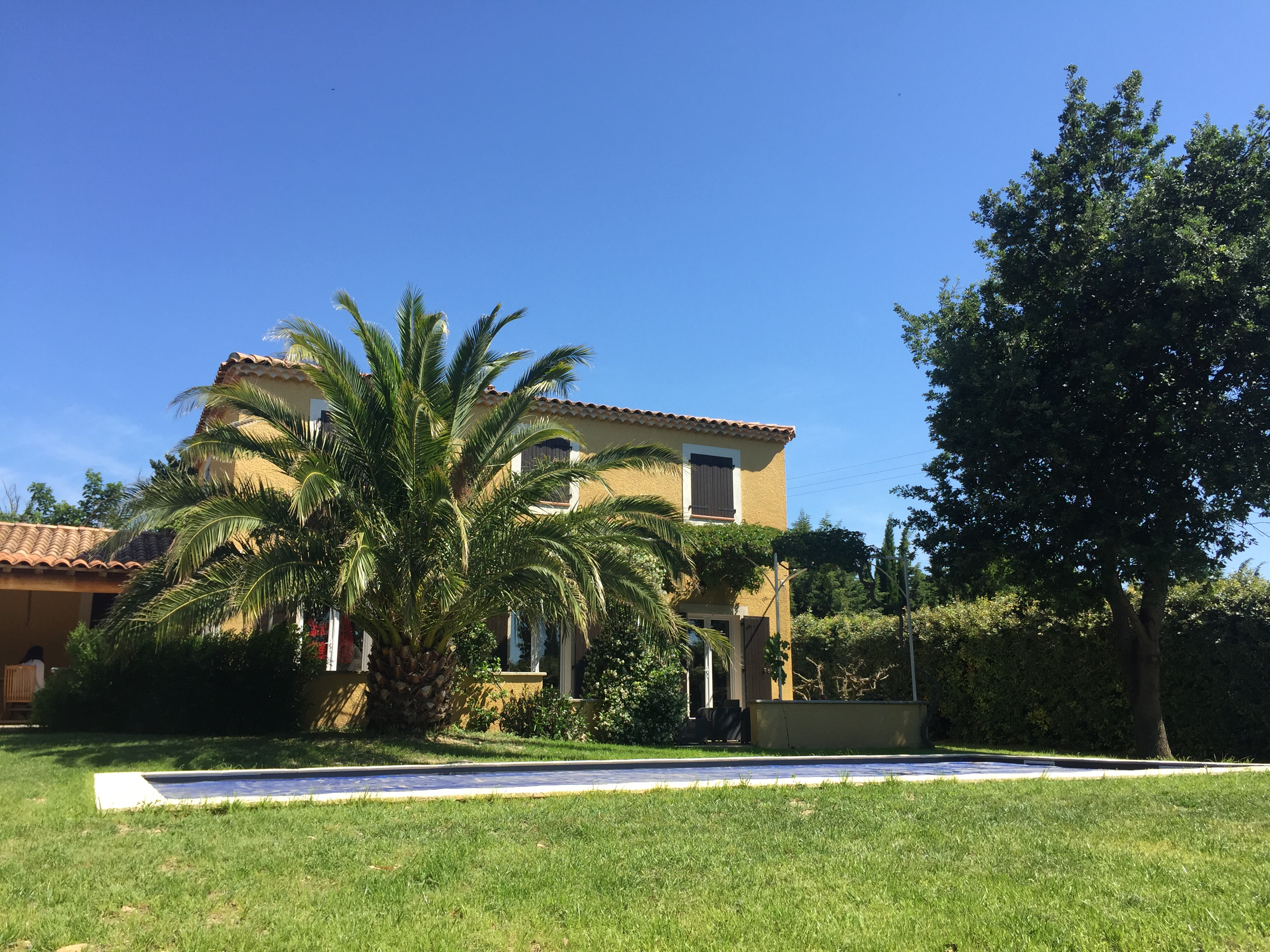 Large house at the foot of the alpilles