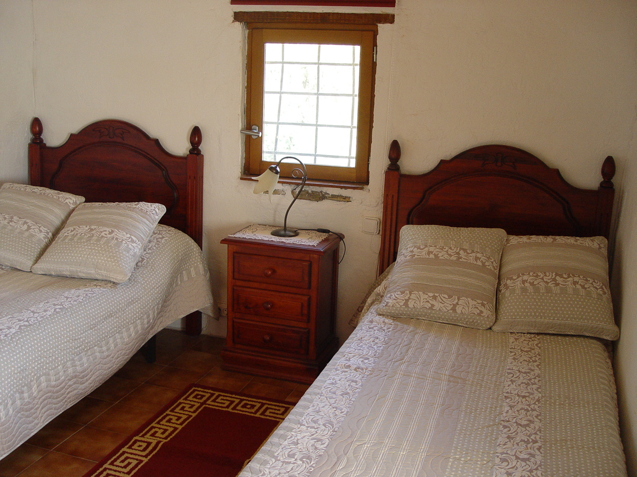 Habitación dos camas en casa rural in Llambilles, Girona