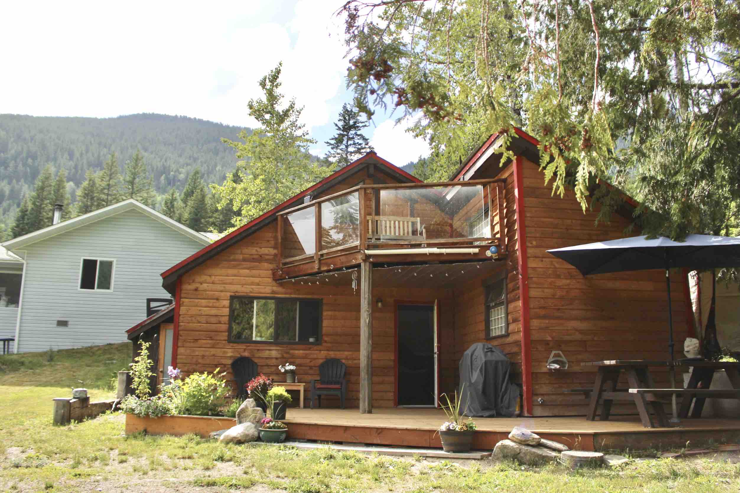 4mile Cozy Cabin Cabins for Rent in Nelson, British Columbia, Canada