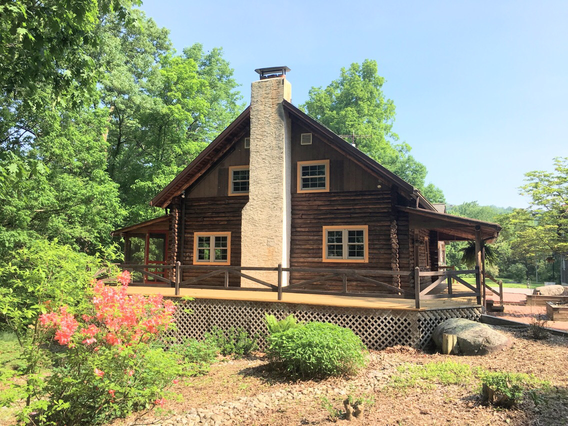 Fox Creek Cabin Cabins for Rent in Narvon, Pennsylvania, United States