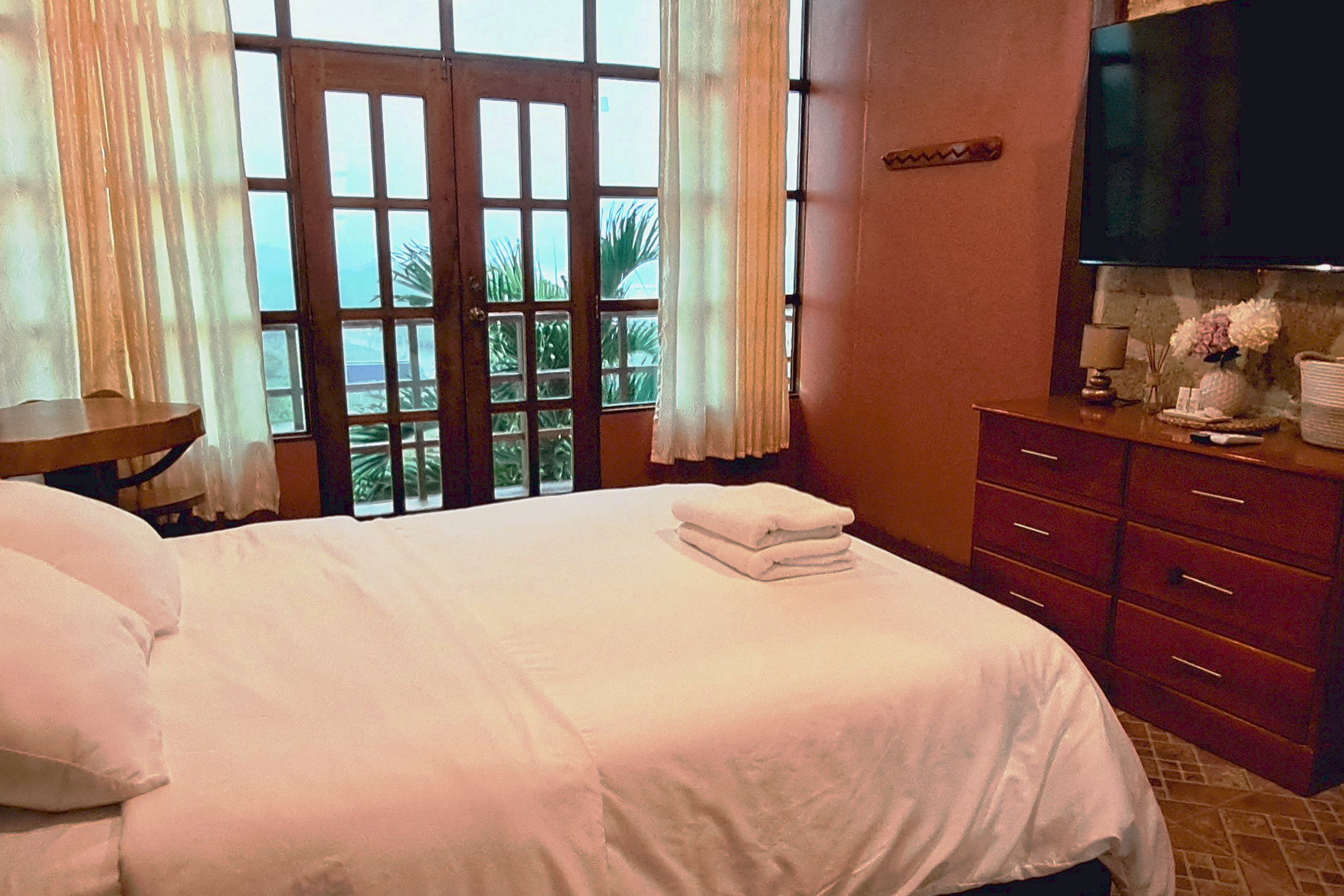 Beautiful Pool Room and Jacuzzi