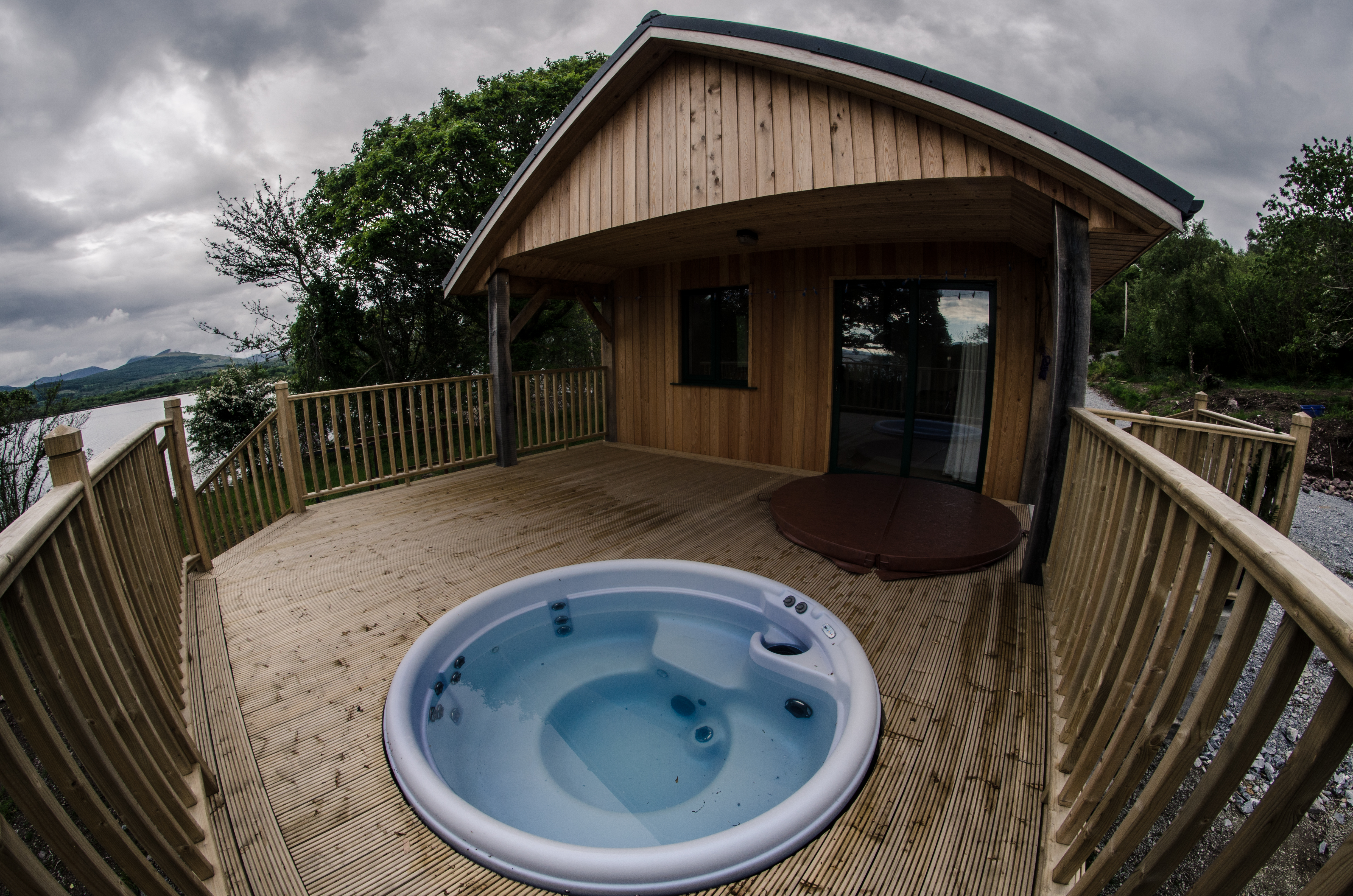 Tig Admaid: secluded seaside cabin with hot-tub - Chalets for Rent in  Kenmare, Kerry, Ireland