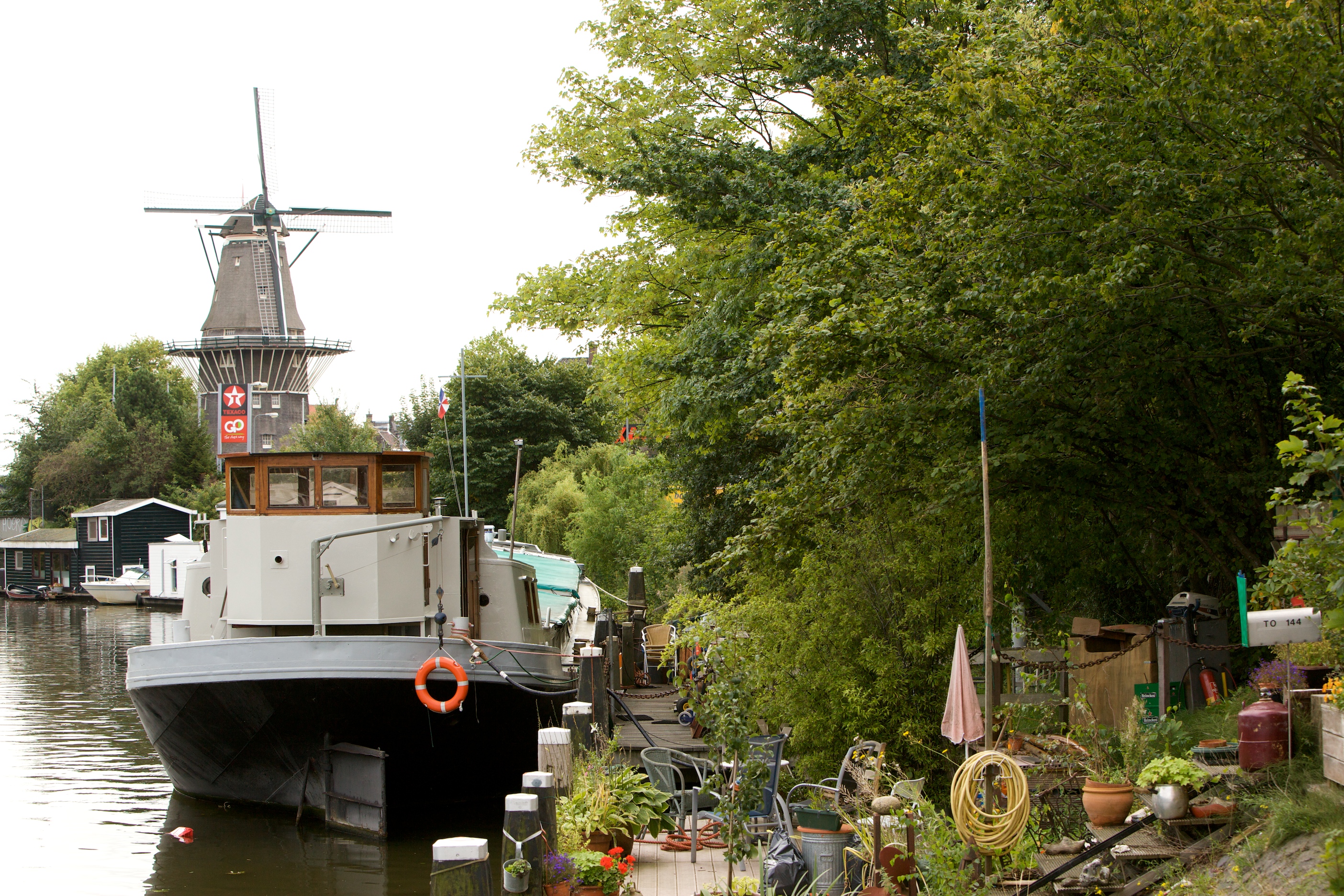 Private Studio on a houseboat; with windmill views — Amsterdam stay