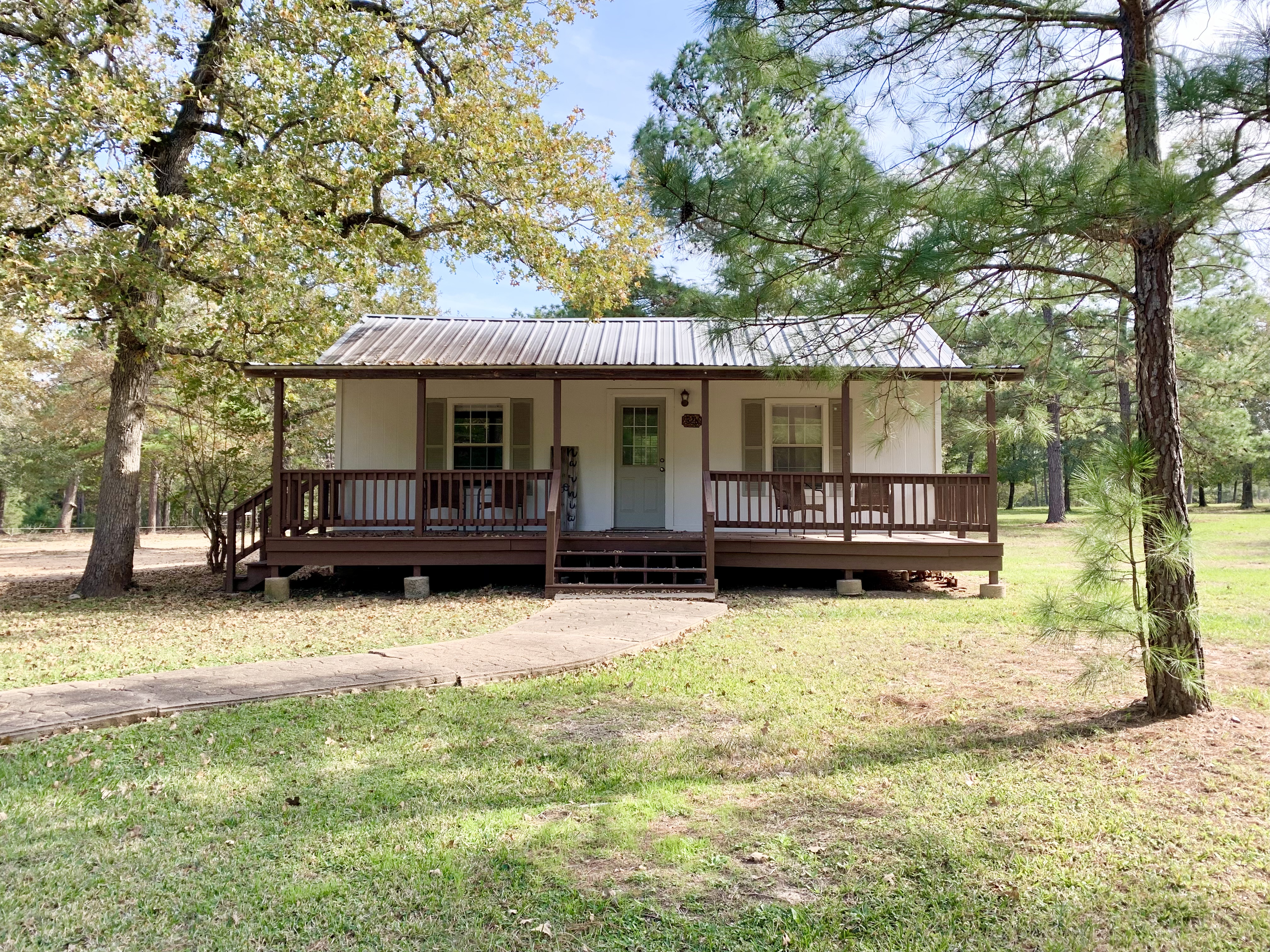 Adorable one bedroom guest cabin in the woods
