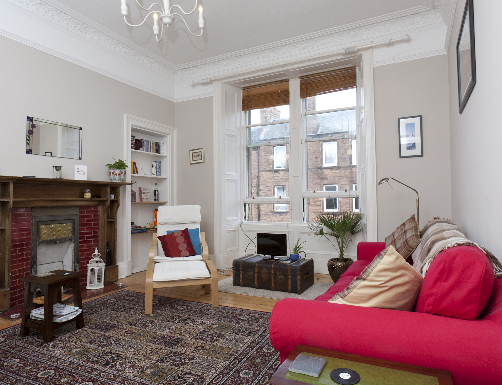 Bright, clean flat close to Edinburgh city centre in South Leith, Edinburgh