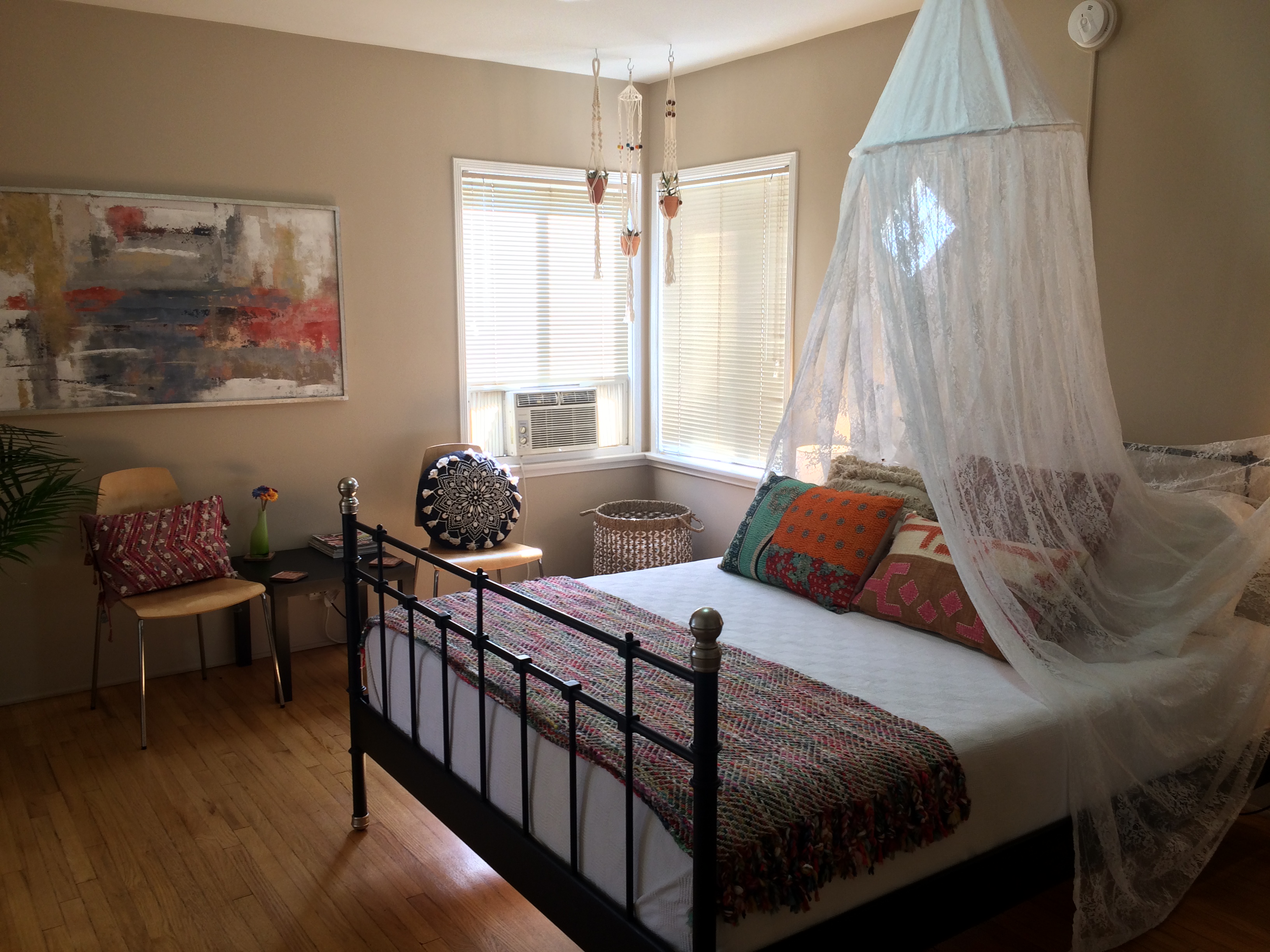 Boho-Chic Retreat: Retro Vibes, Full Kitchen