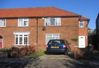 NICE FAMILY HOME opposite NATURAL LANDSCAPED PARK in Barnet, London