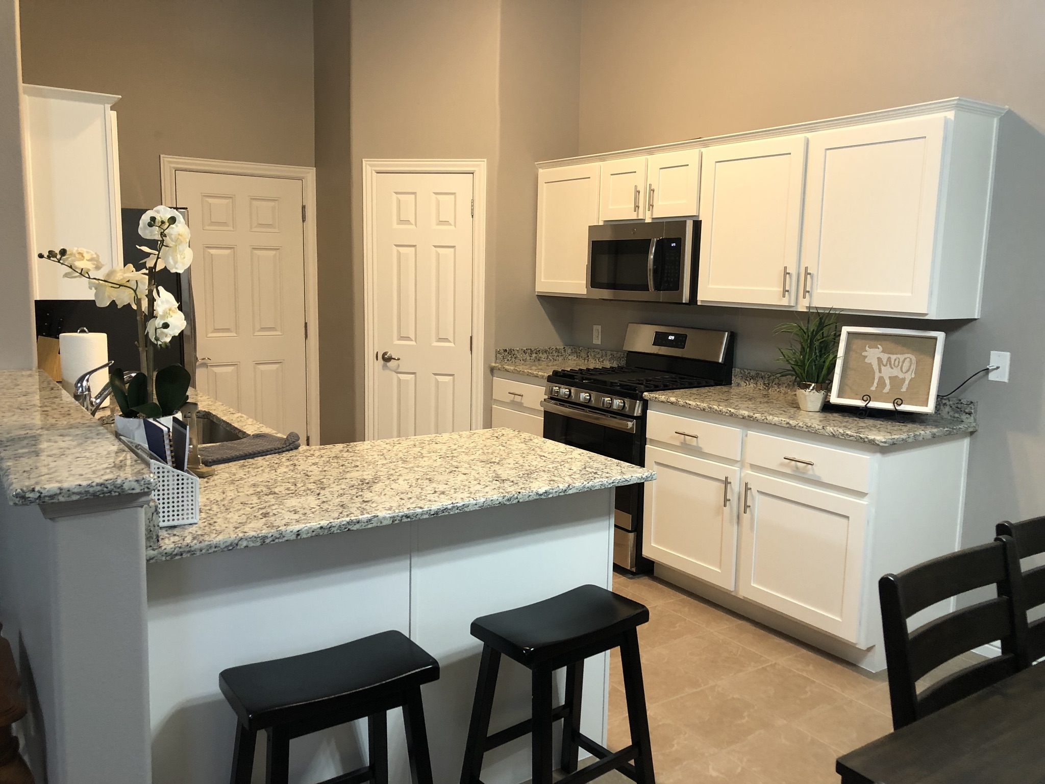 NEW Family Home Close to Downtown, Skiing & Golf.