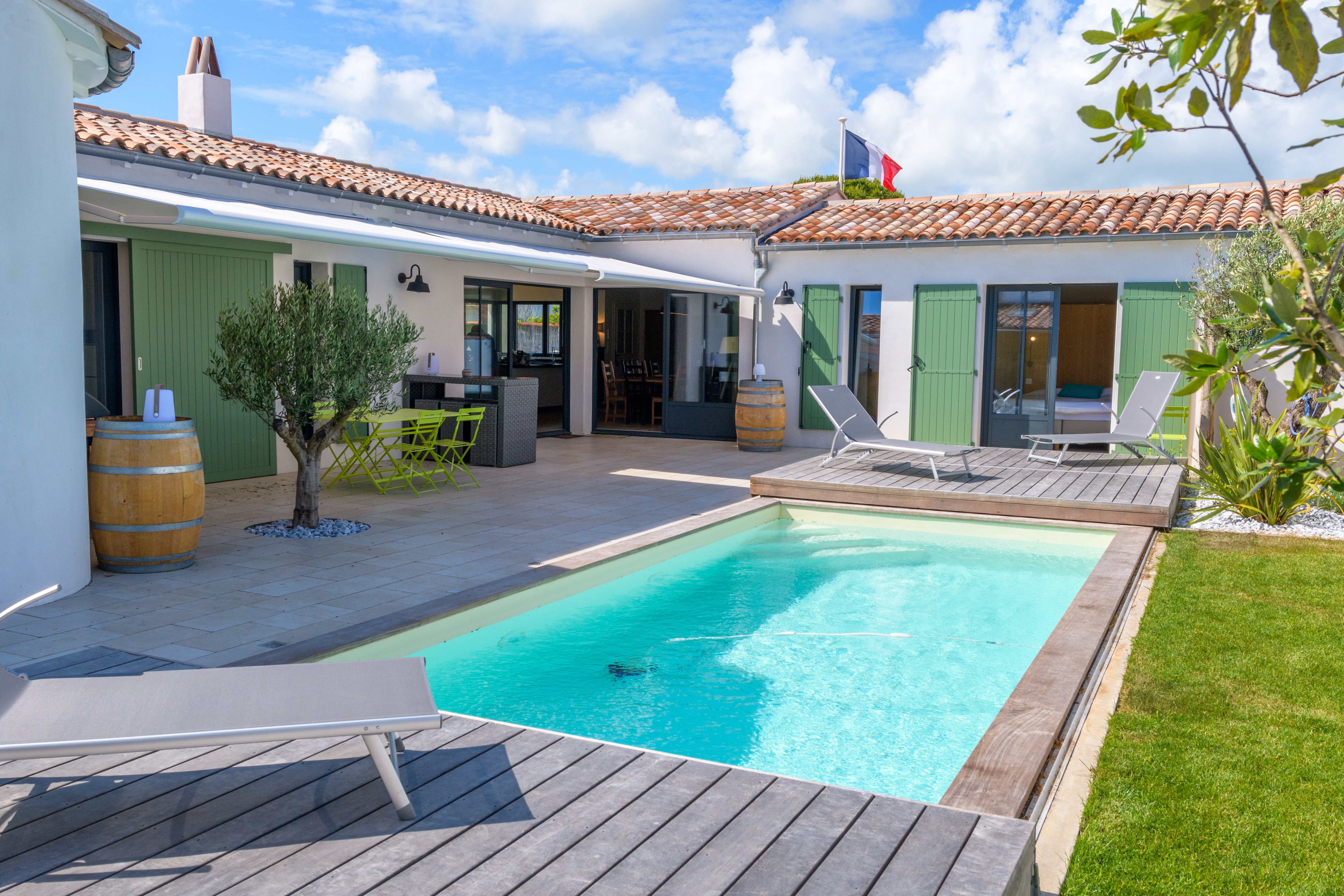 Large bright new house - heated pool