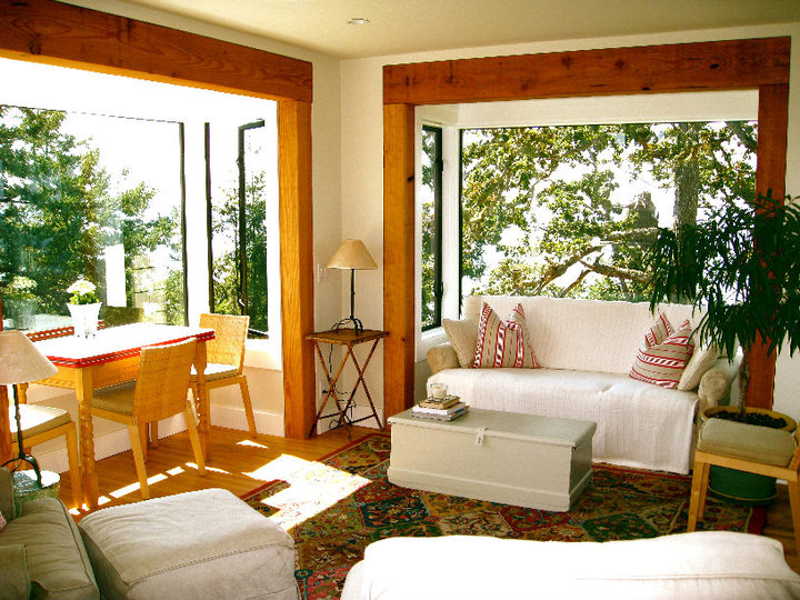 Secluded Cottage atop Oaks Bluffs Cabins for Rent in Pender Island