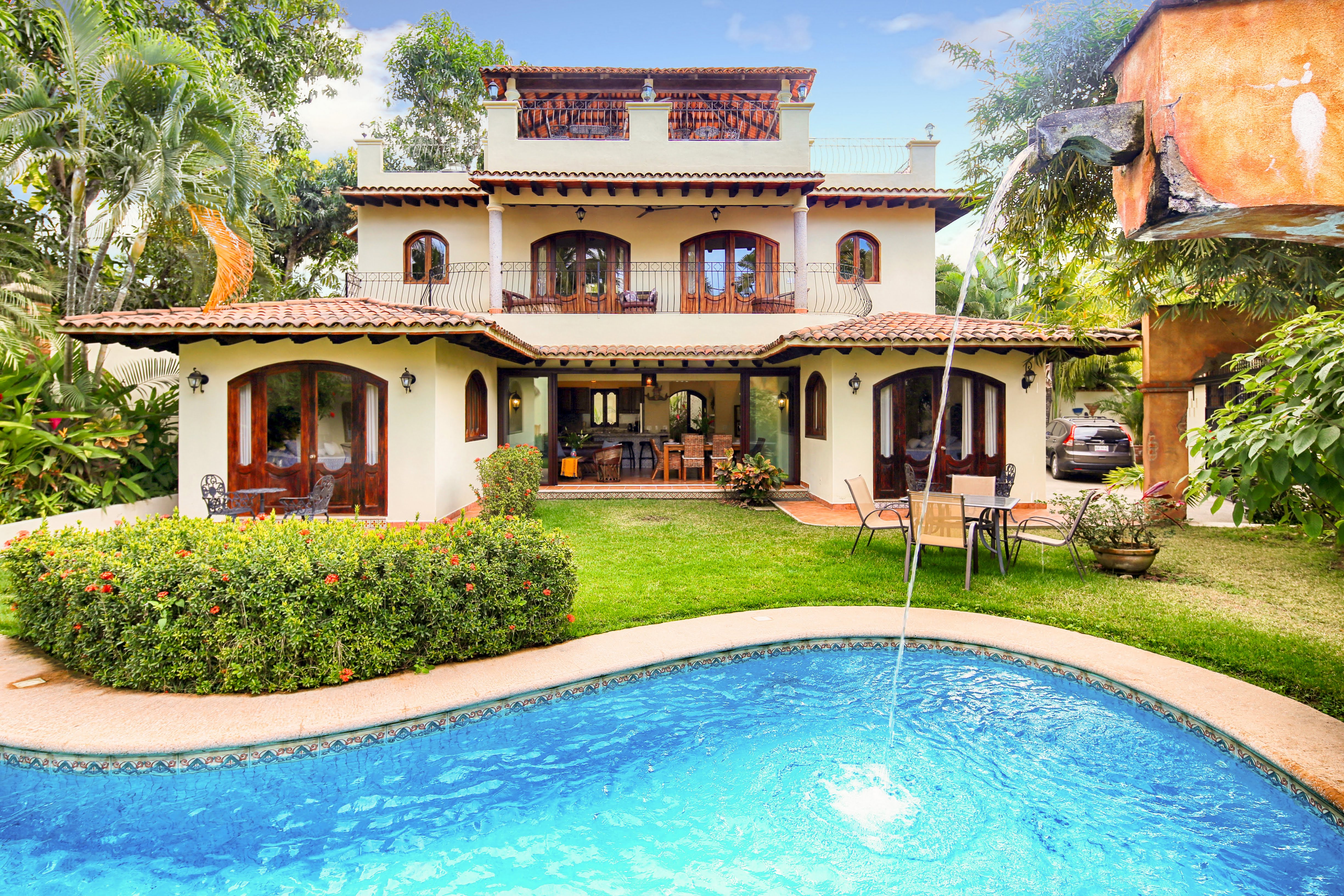 Stunning! Newly Remodeled, Famous! Steps to Beach.